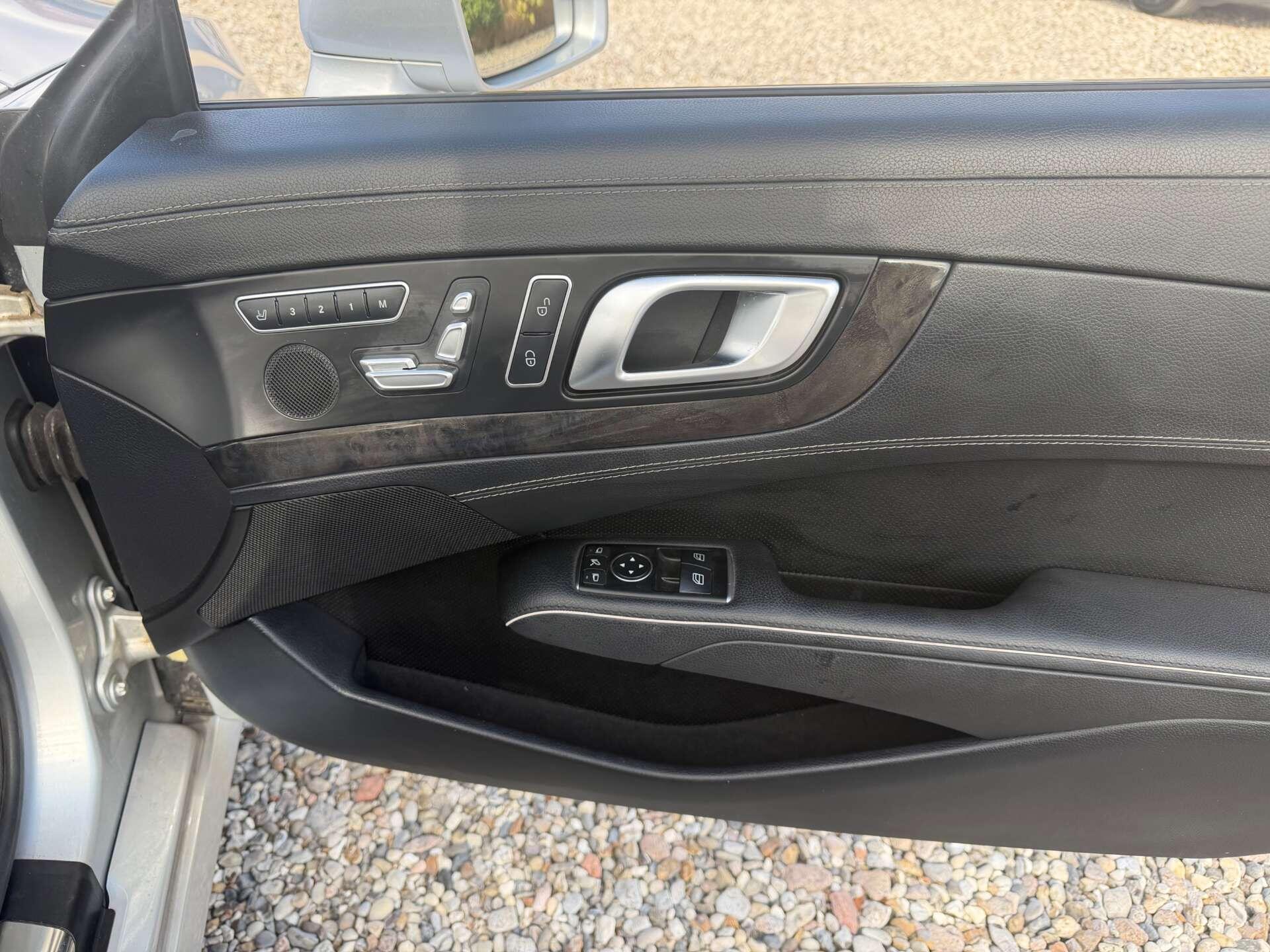 Mercedes-Benz SL view 22