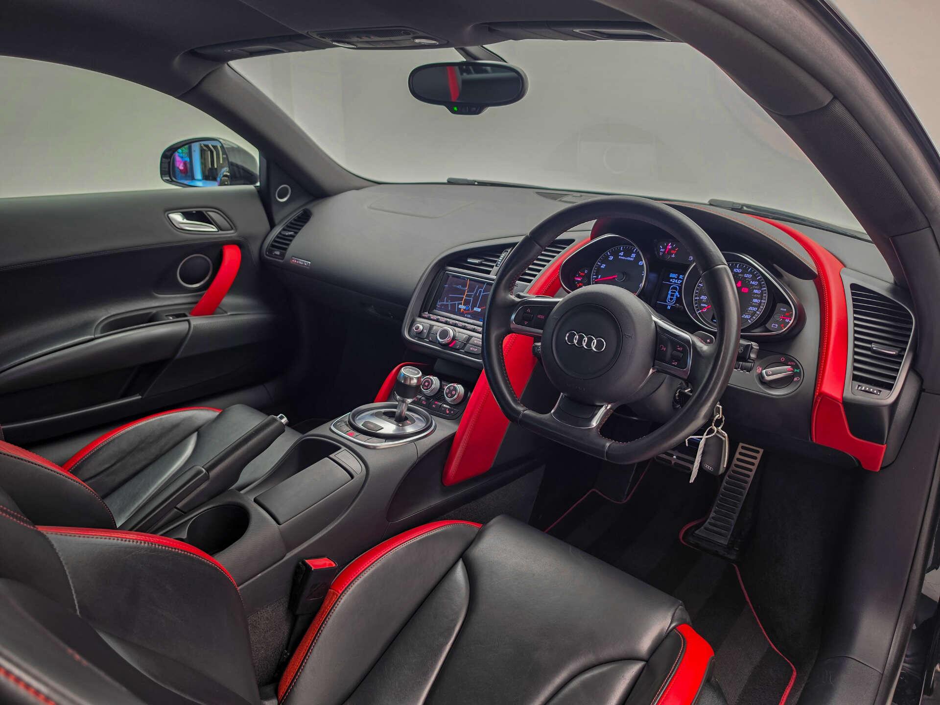Audi R8 view 6