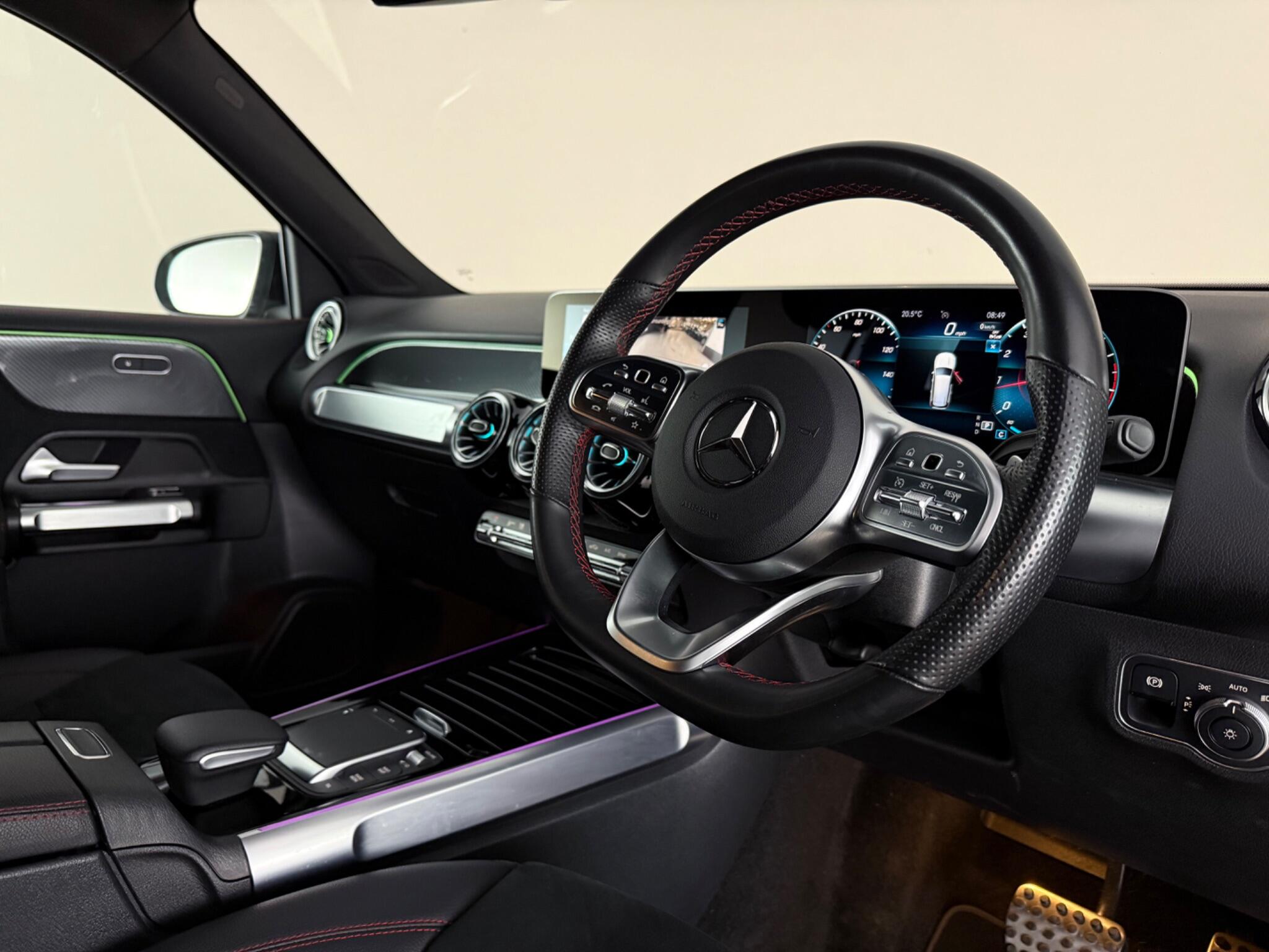 Mercedes-Benz GLB view 3
