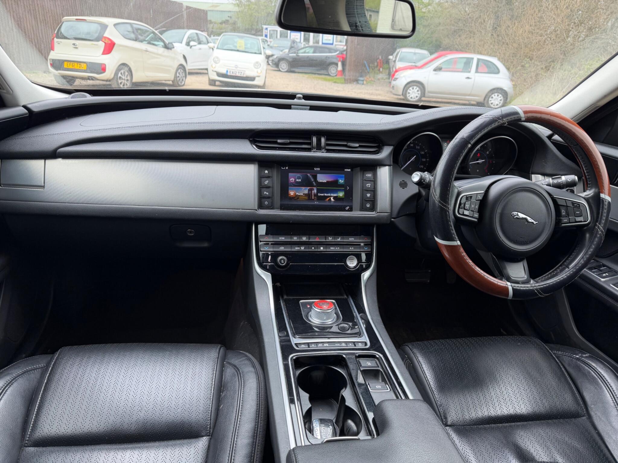 2016 Jaguar XF 2.0d Prestige Auto Euro 6 (s/s) 4dr image 23