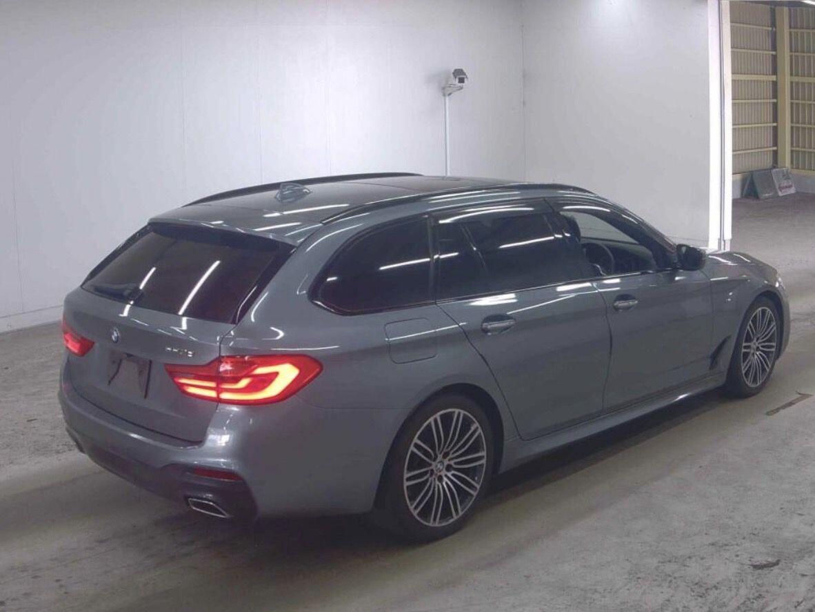 BMW 5 Series view 4