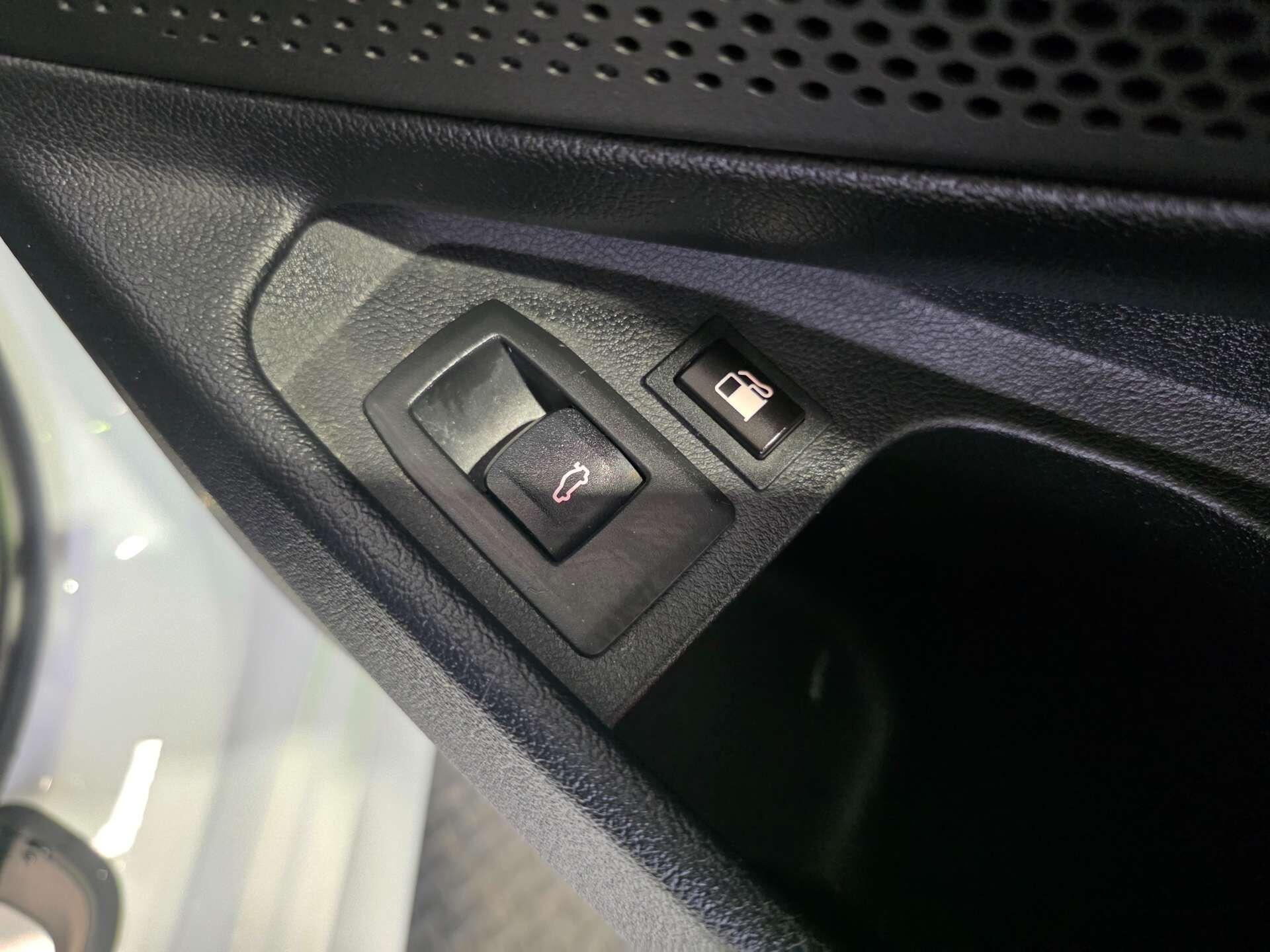 BMW 3 Series view 16