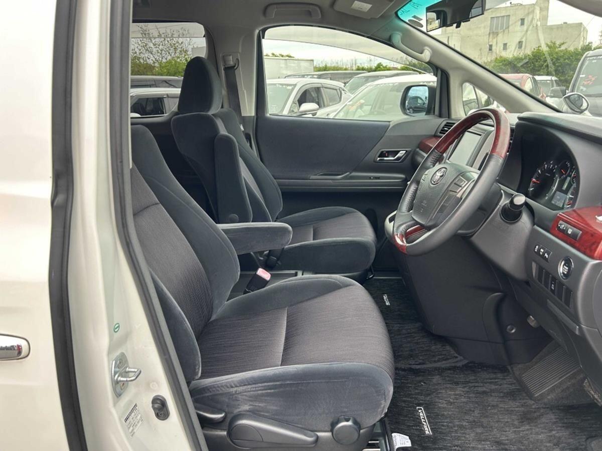 Toyota Vellfire view 2