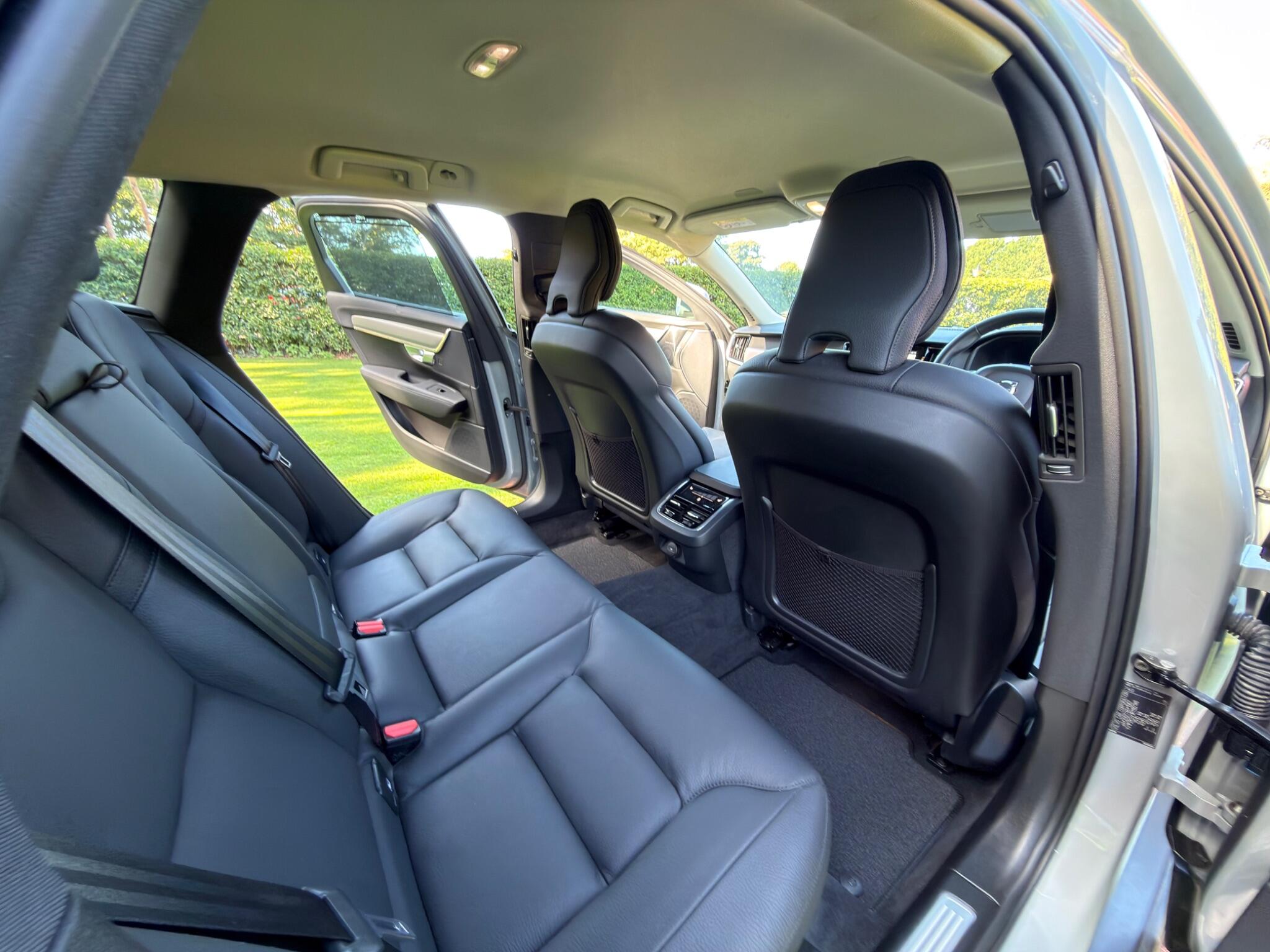 Volvo V90 Cross Country view 25