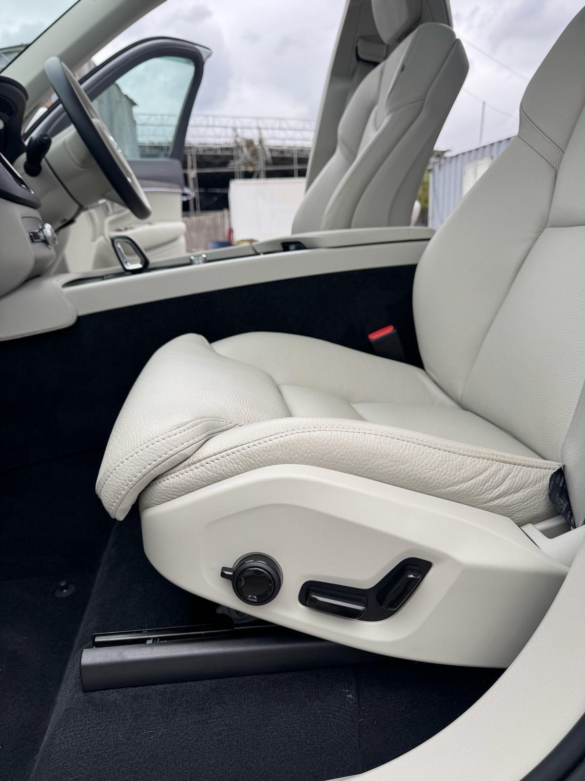 Volvo XC90 view 36