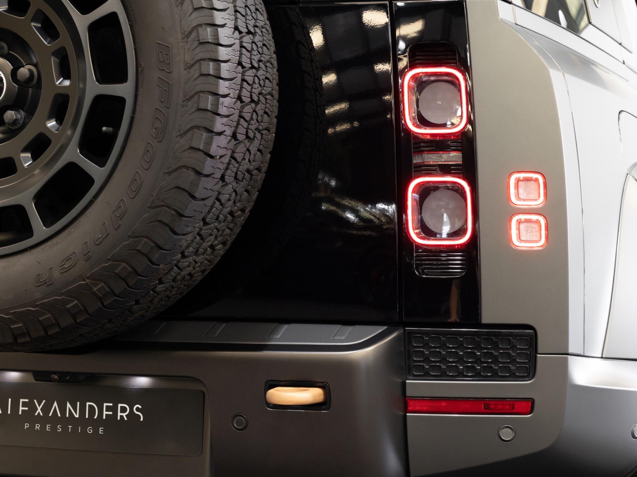 Land Rover Defender 110 view 43