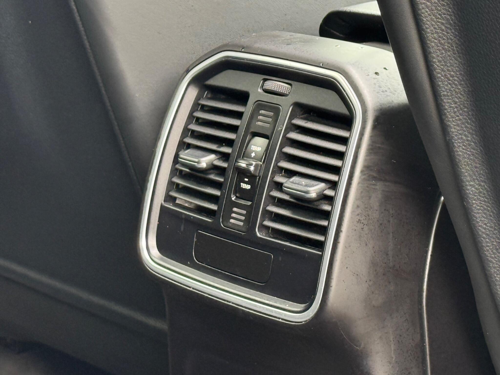 Porsche Macan view 31