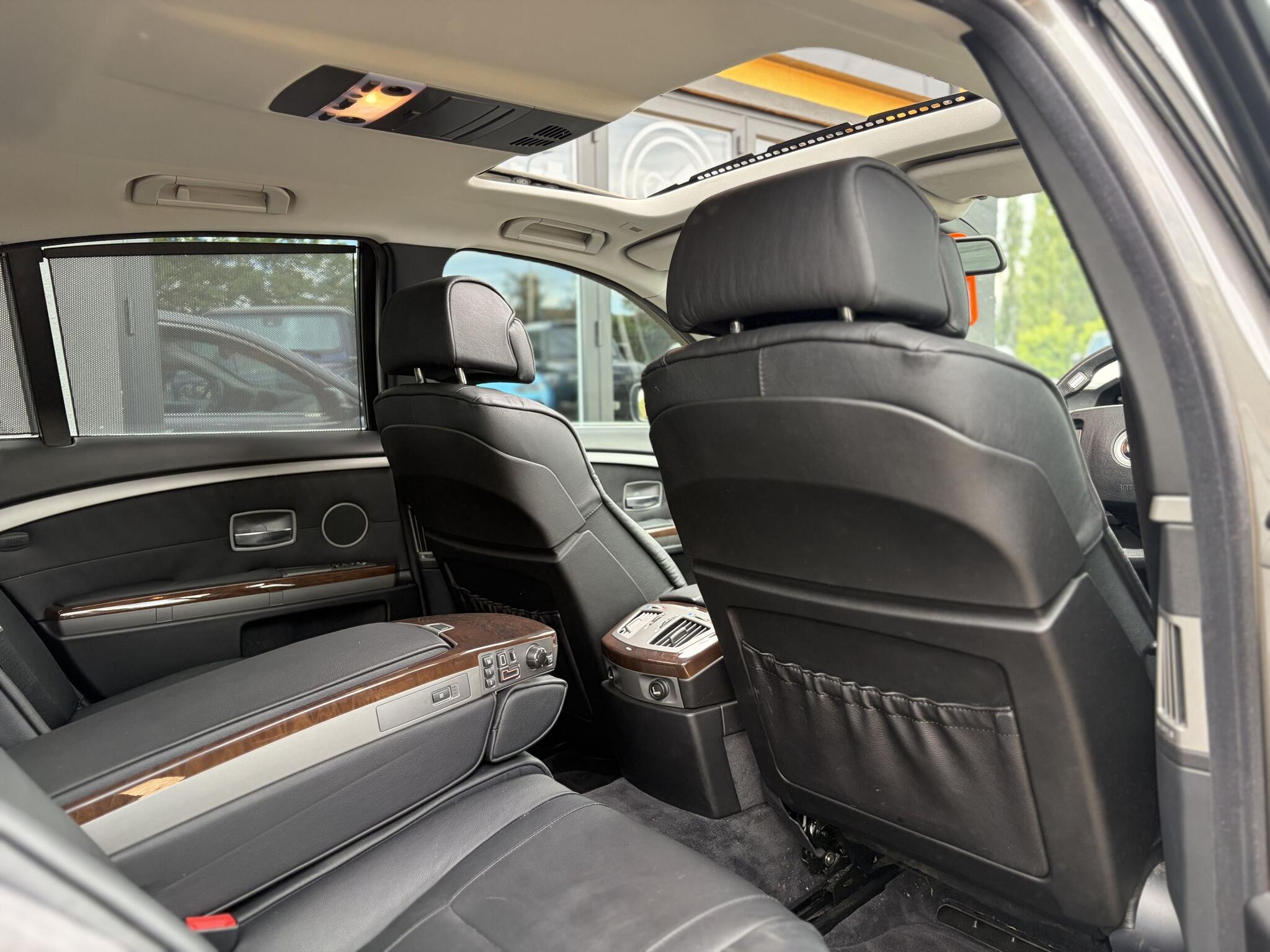 BMW 7 Series view 21
