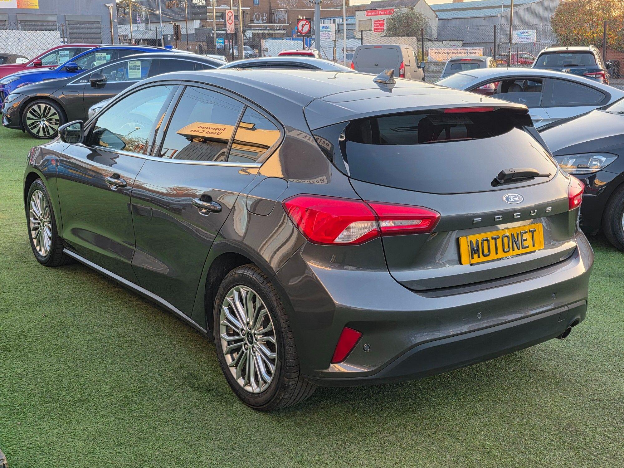 Ford Focus view 6