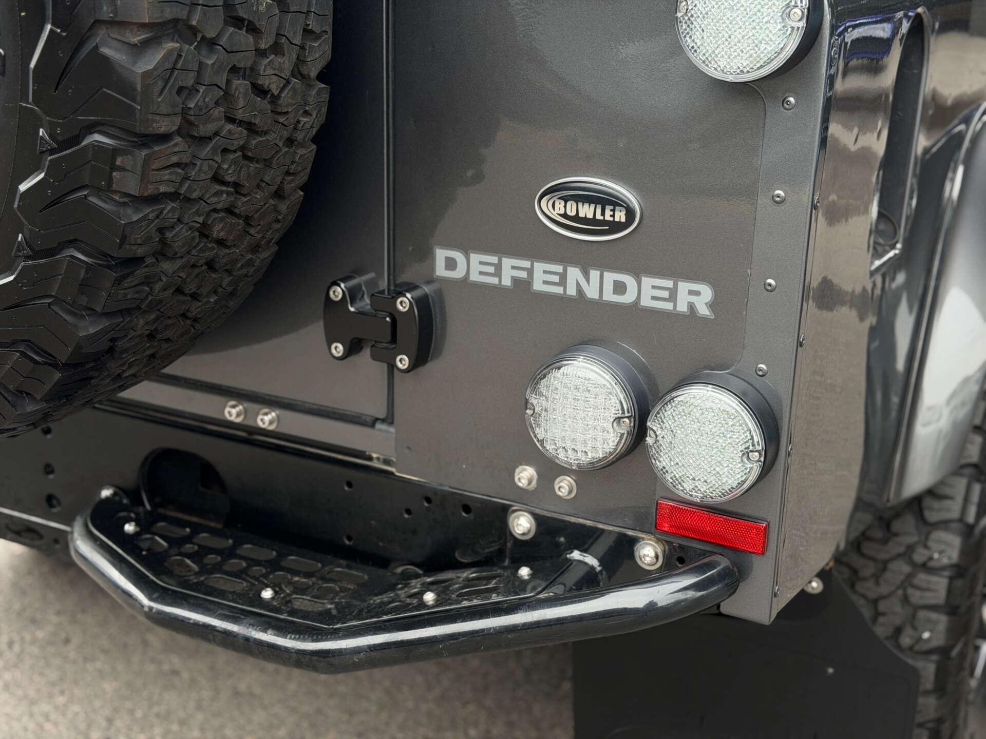 Land Rover Defender 110 view 27