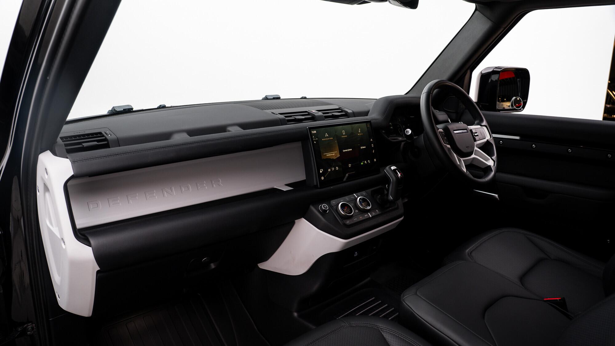 Land Rover Defender 90 view 31