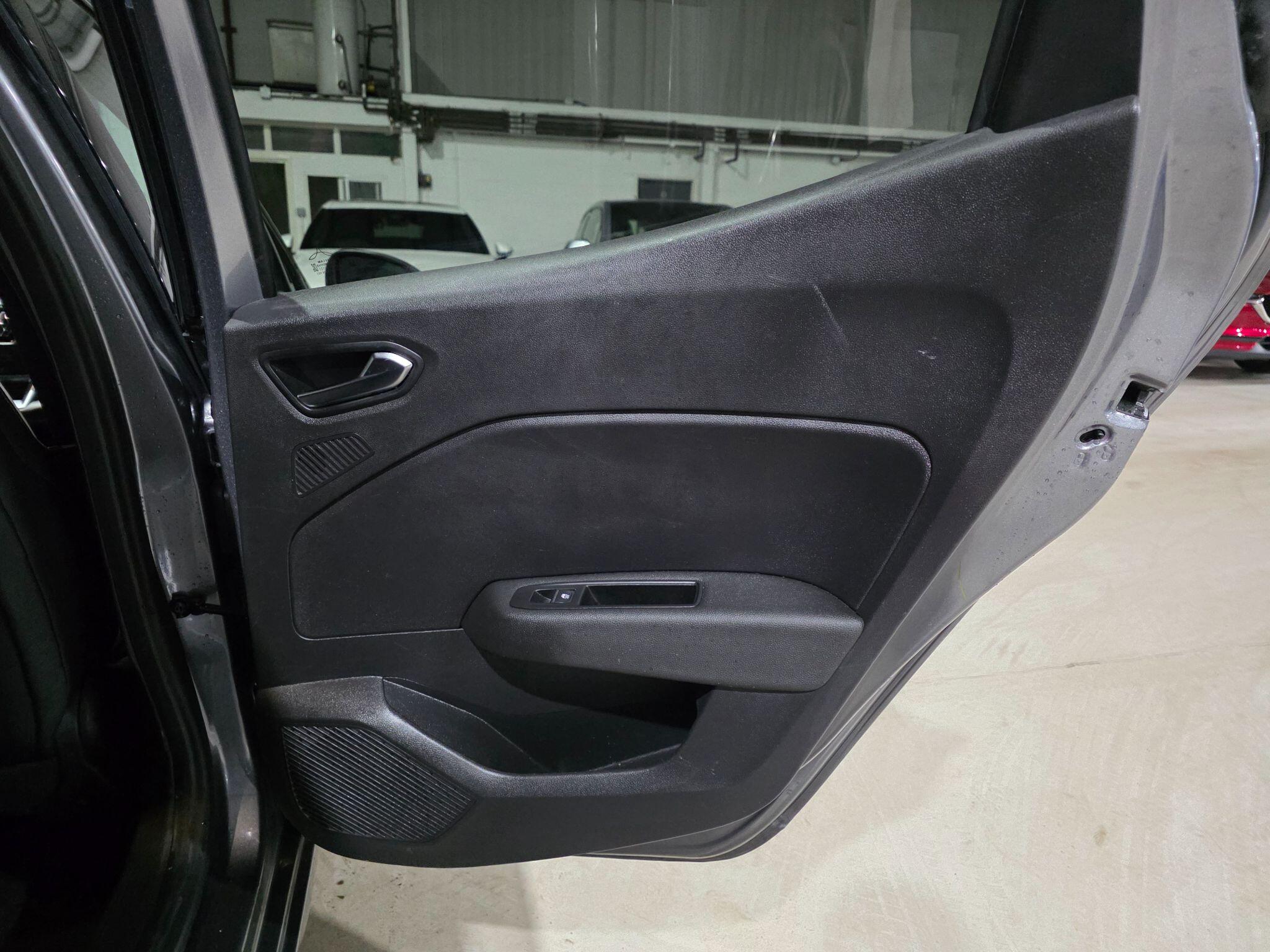 Renault Clio view 18