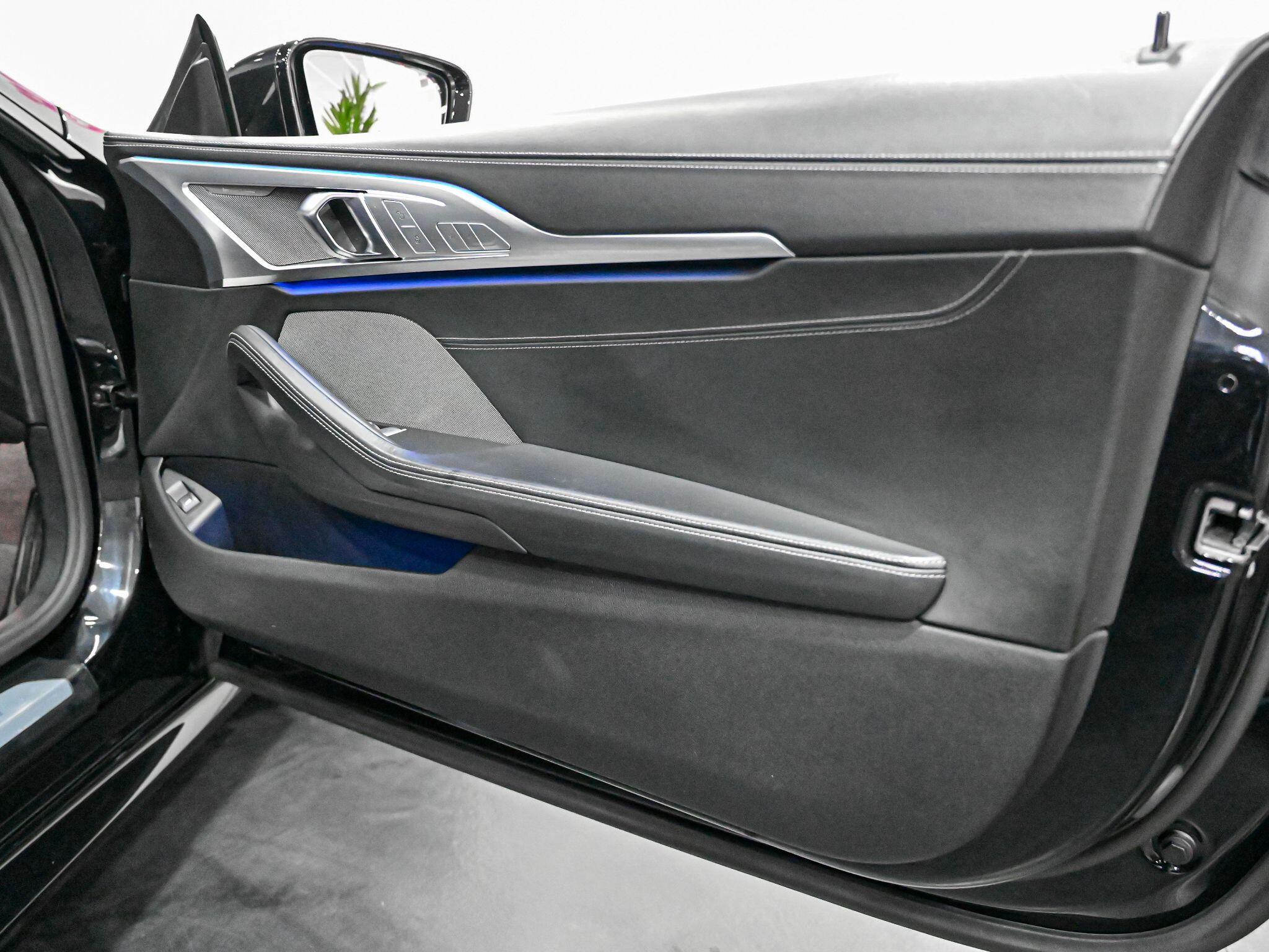 BMW 8 Series view 26
