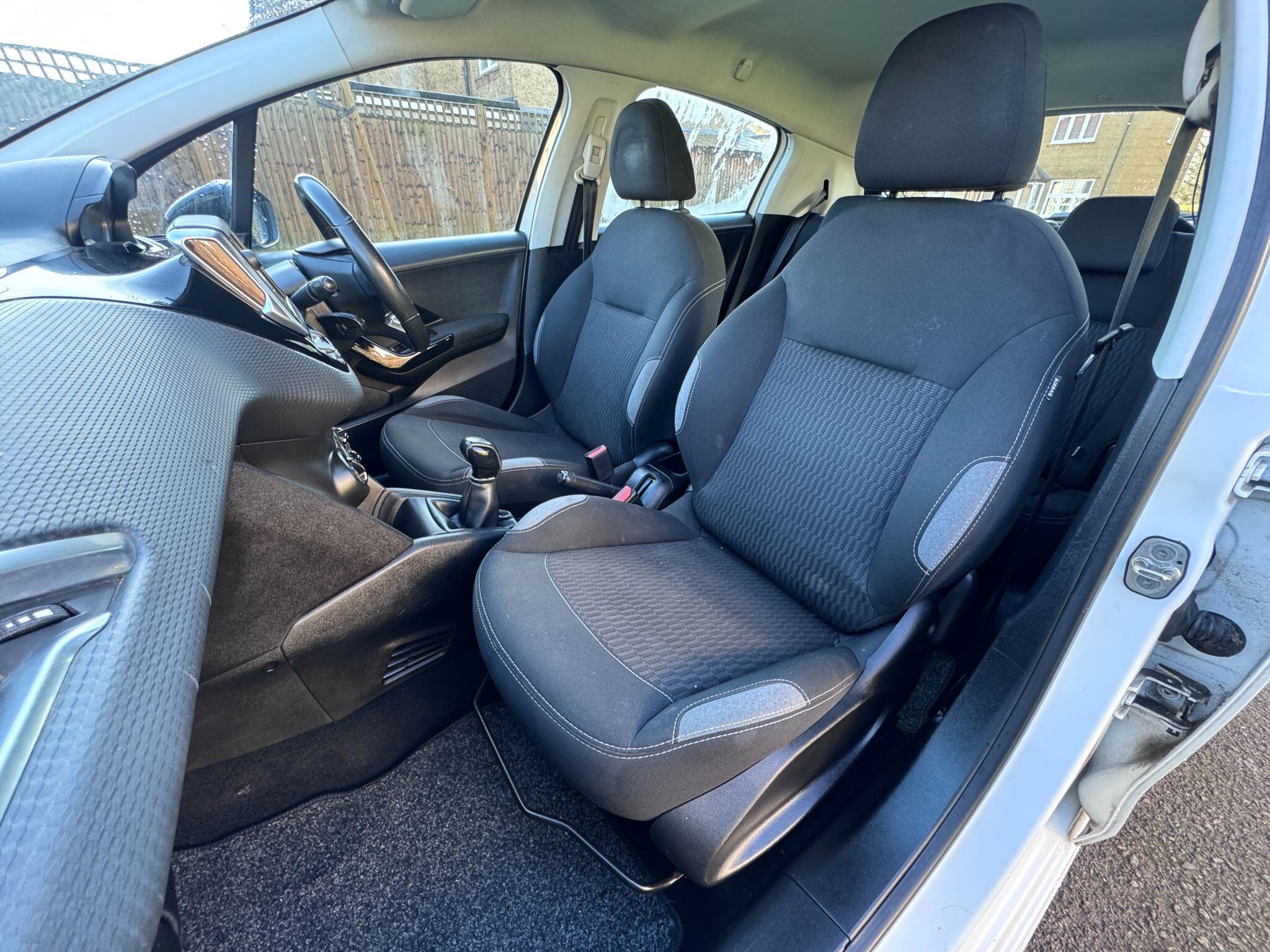 2016 Peugeot 208 image 19
