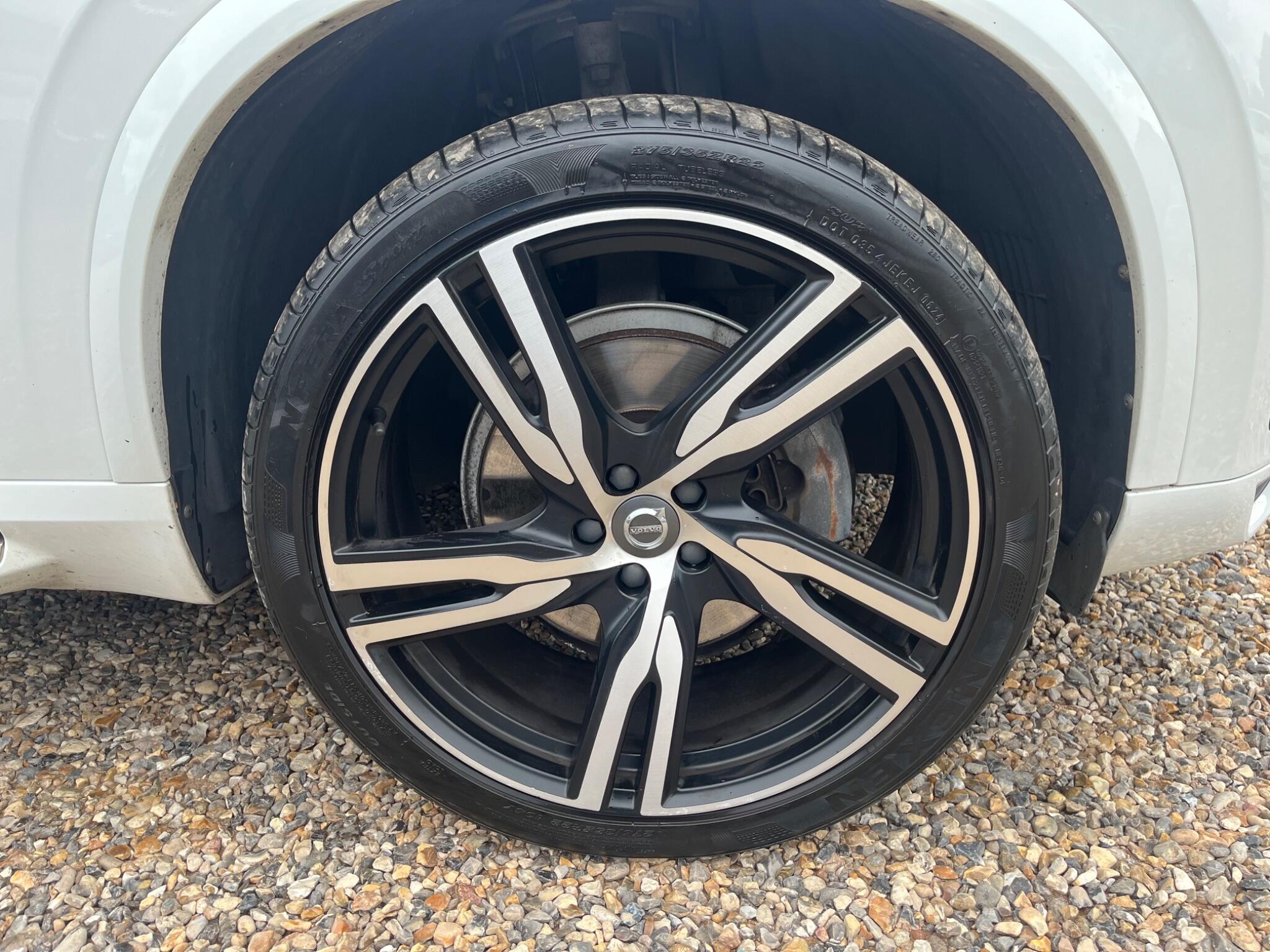 Volvo XC90 view 8