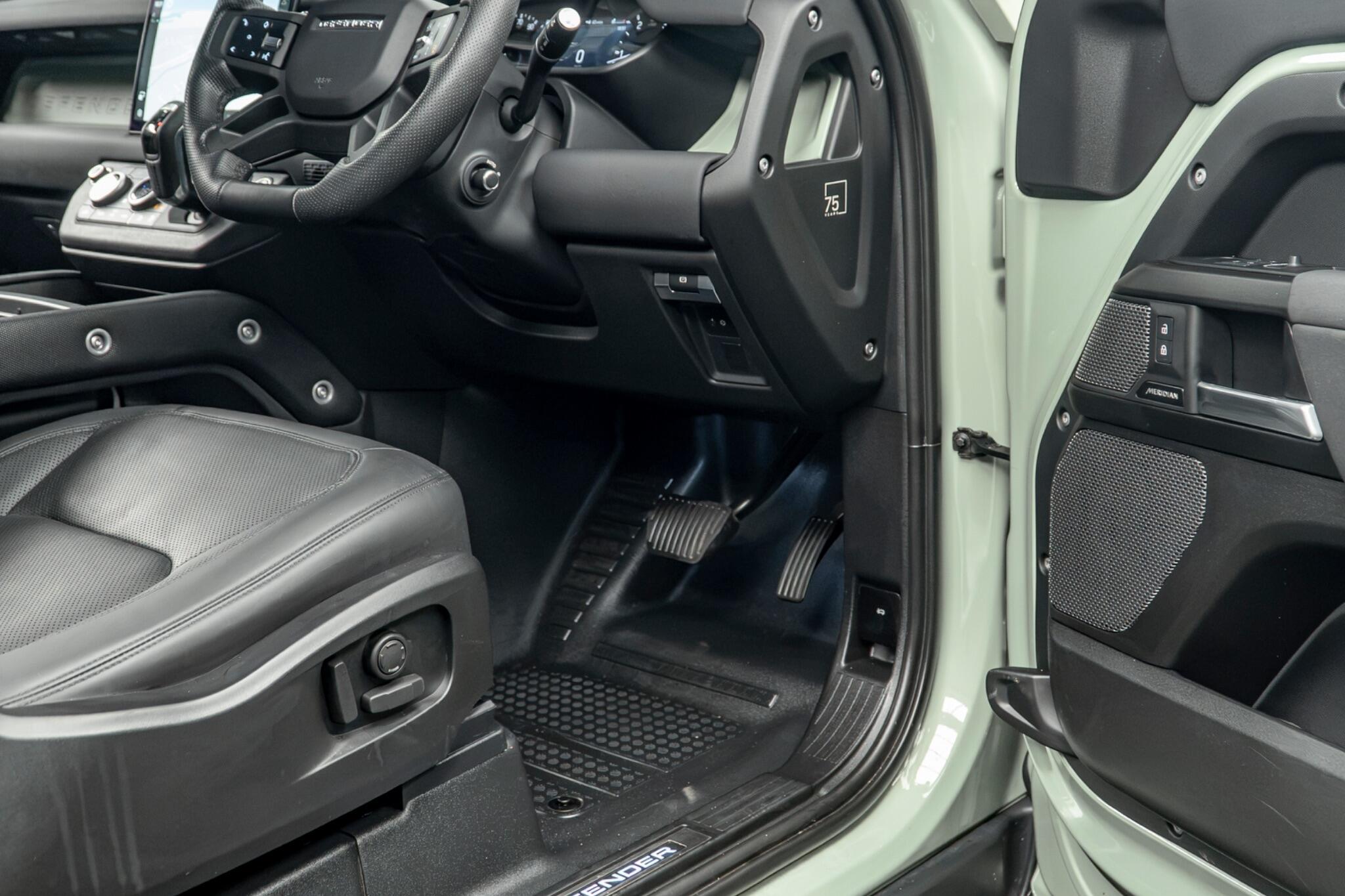 Land Rover Defender view 41