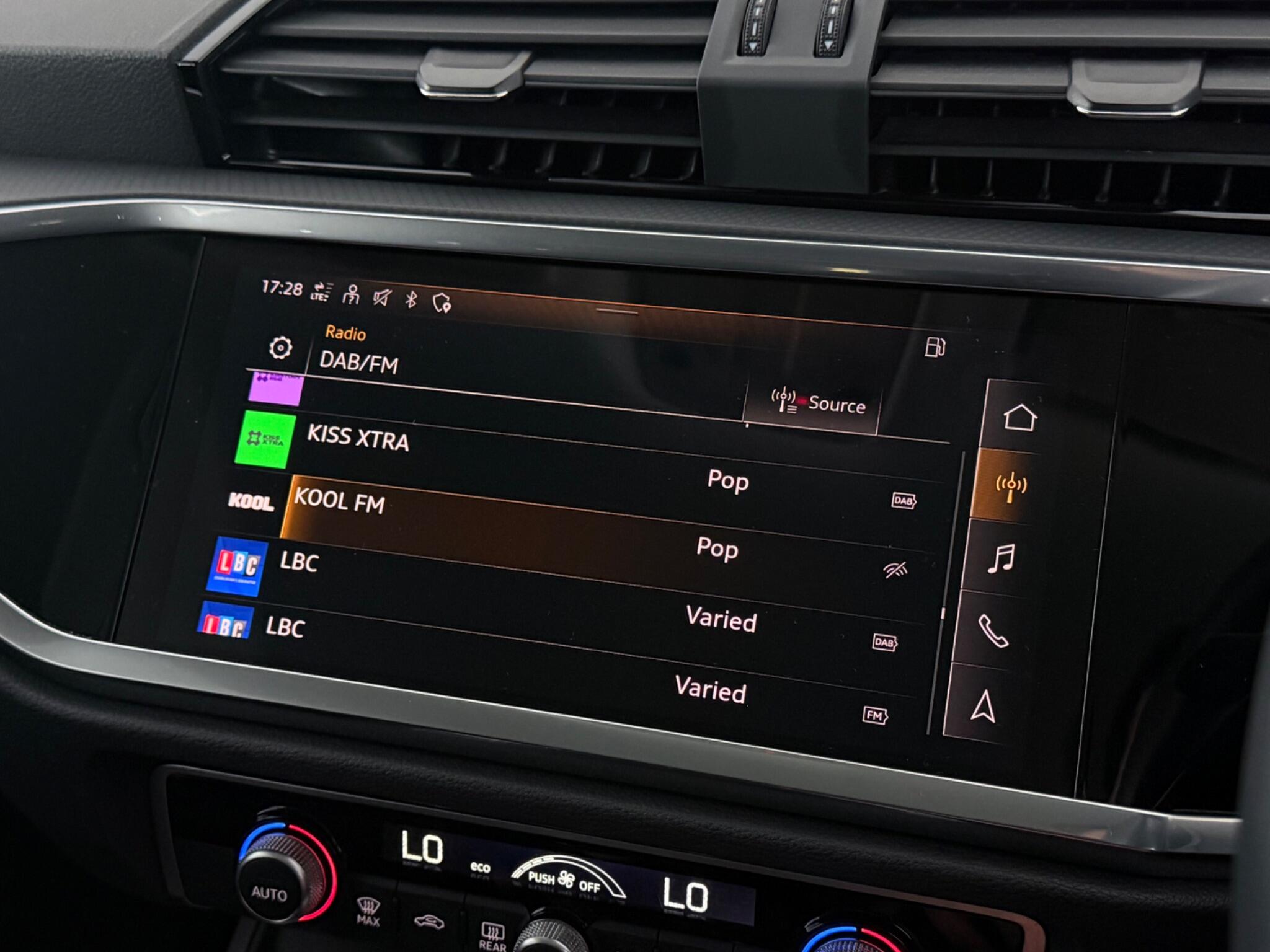 Audi Q3 view 22
