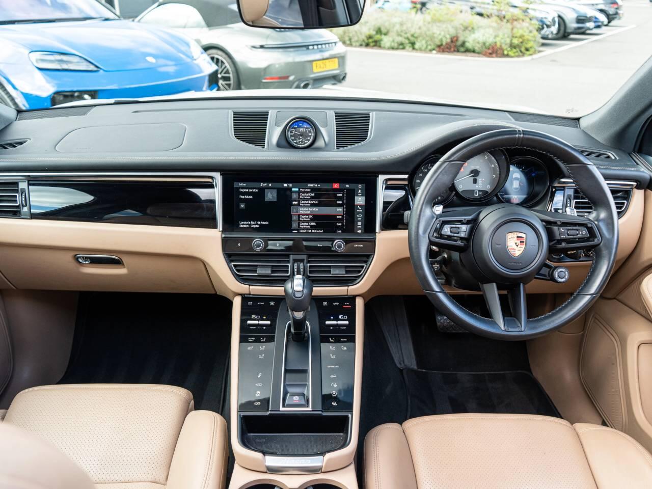 Porsche Macan view 31