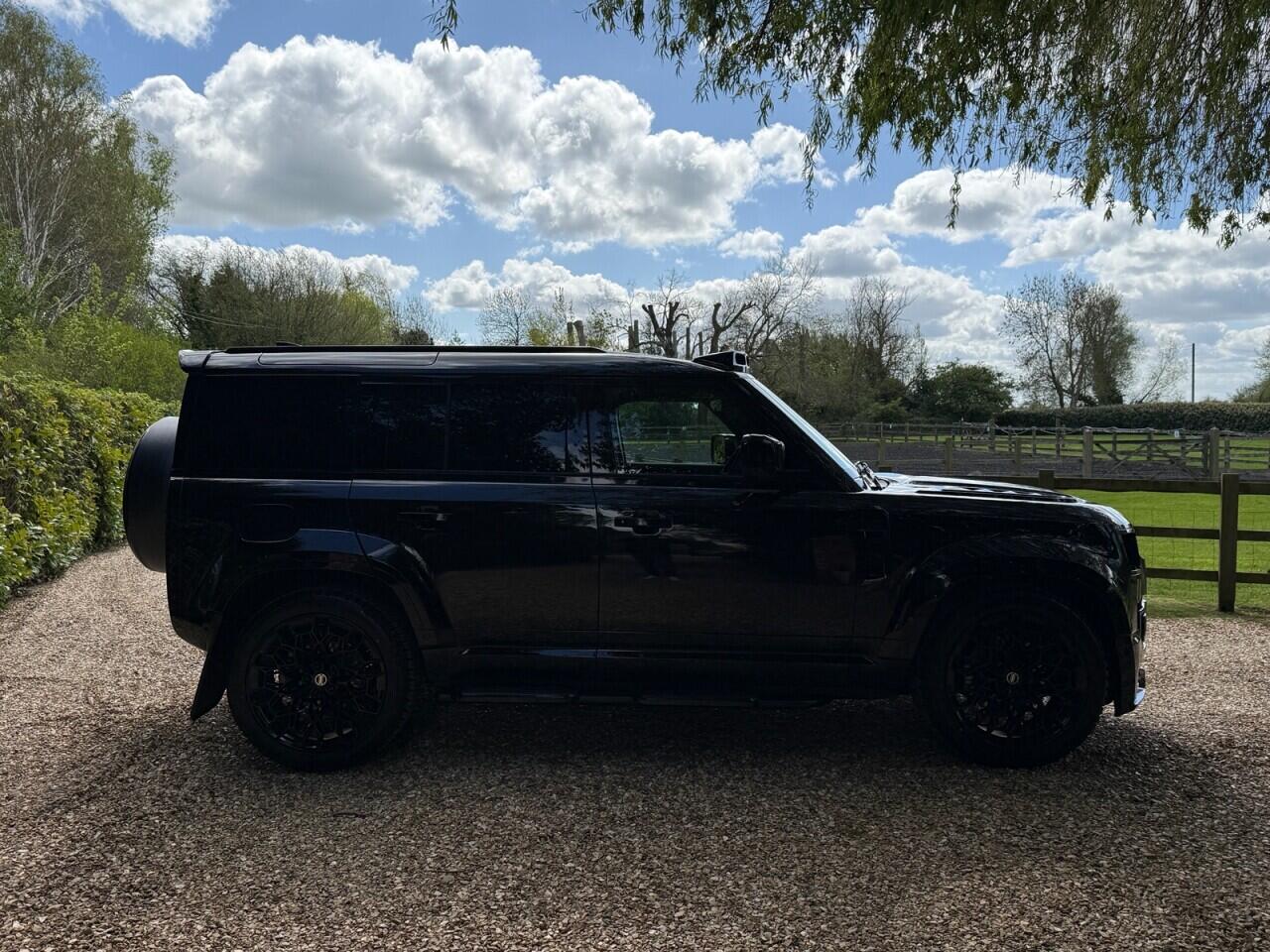 Land Rover Defender 110 view 22