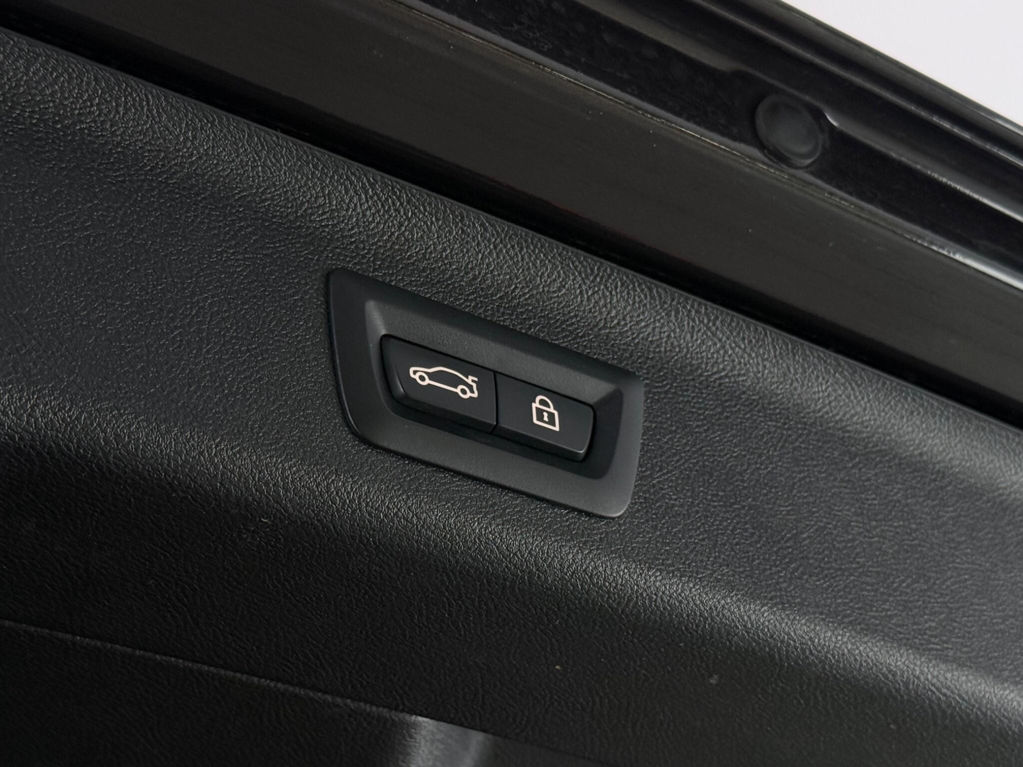 BMW 5 Series view 10