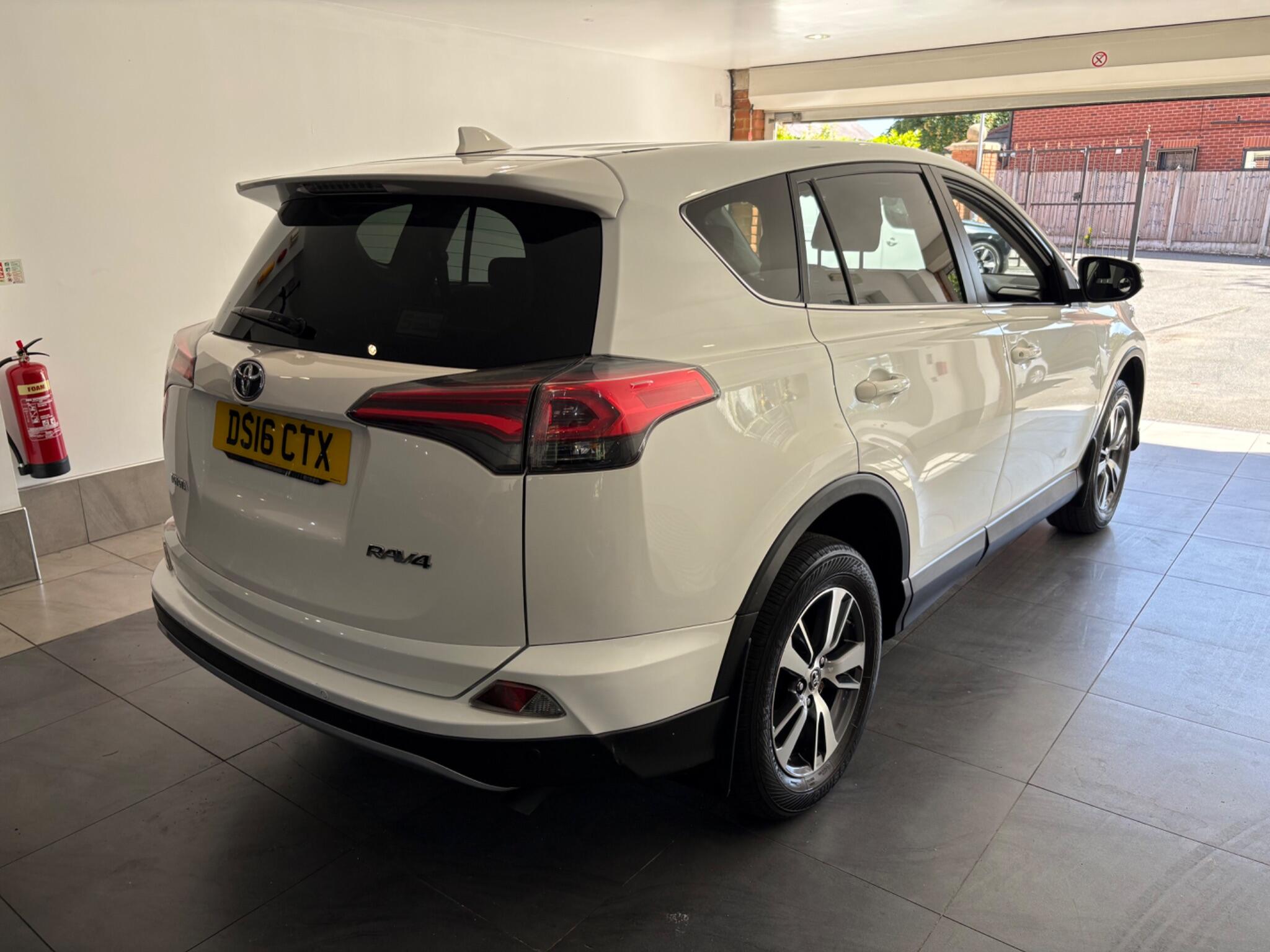 Toyota RAV4 view 5