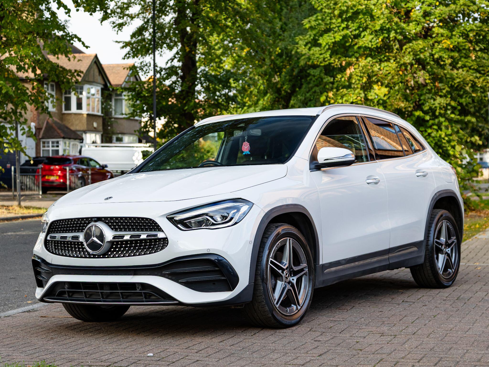 Mercedes-Benz GLA view 3