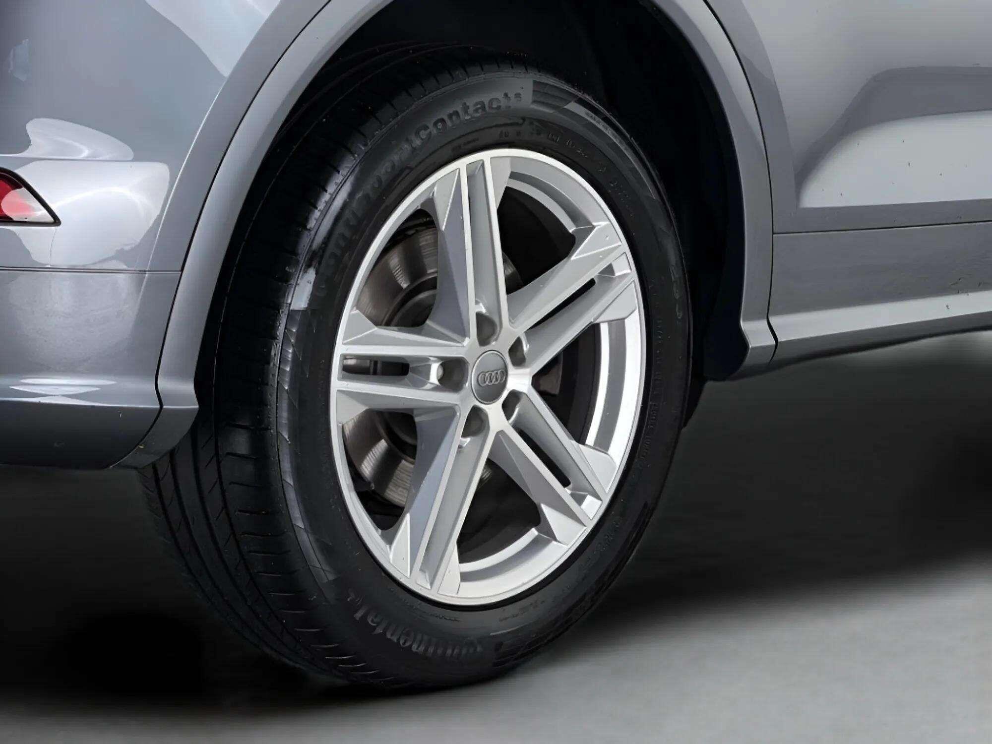 Audi Q5 view 11