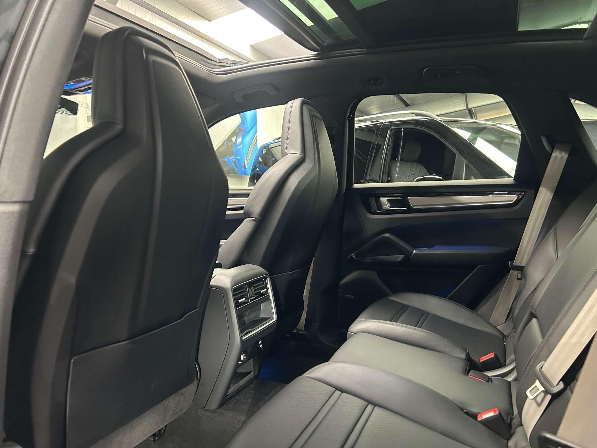 Porsche Cayenne view 36