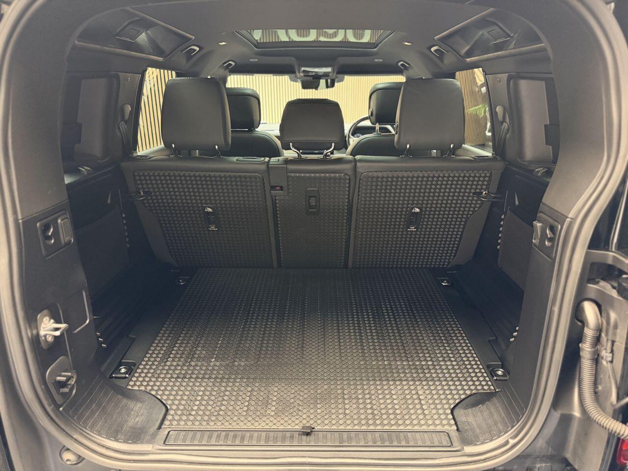Land Rover Defender 110 view 17