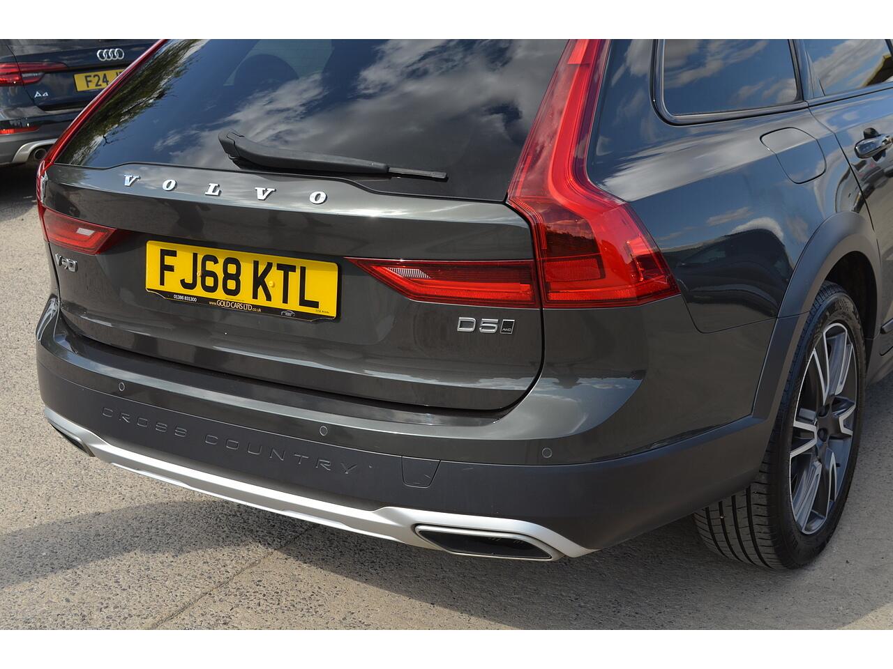 Volvo V90 Cross Country view 48