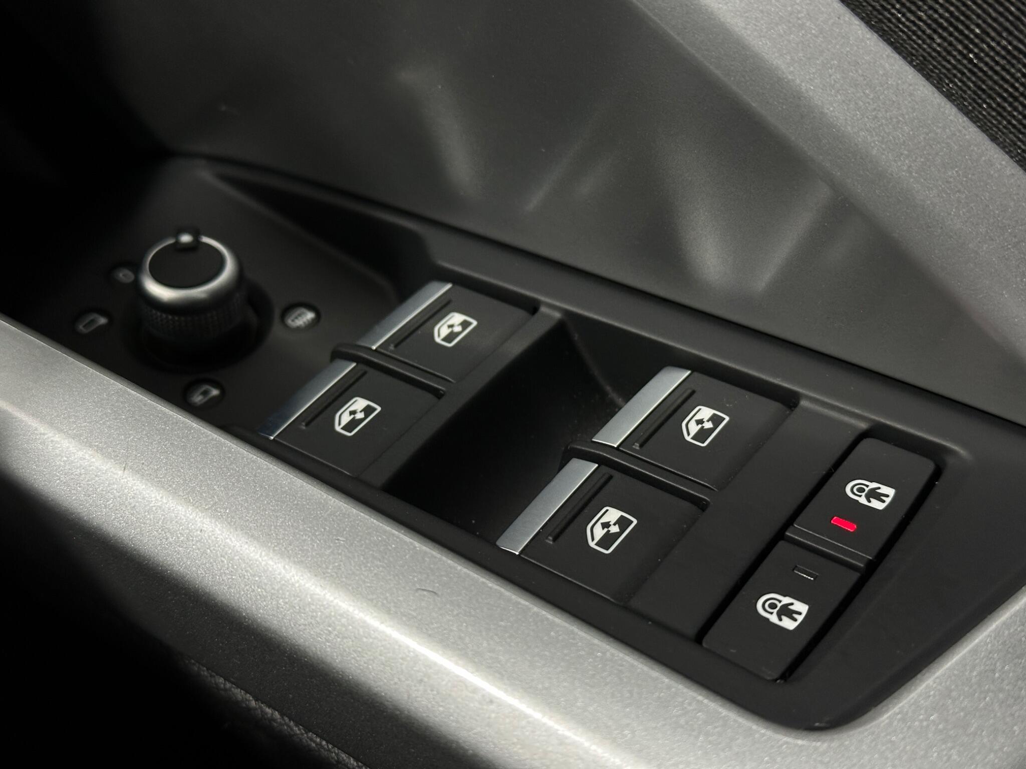 Audi Q3 view 19