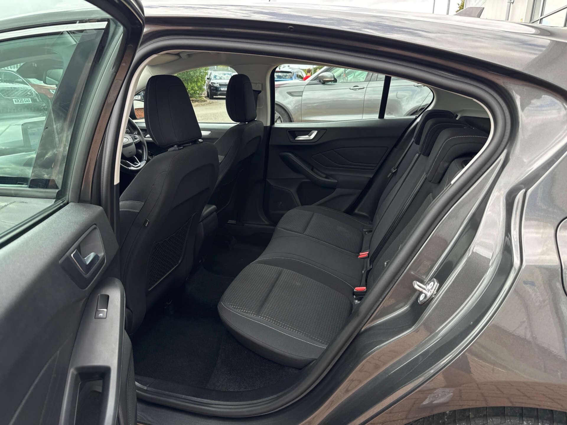 Ford Focus view 39