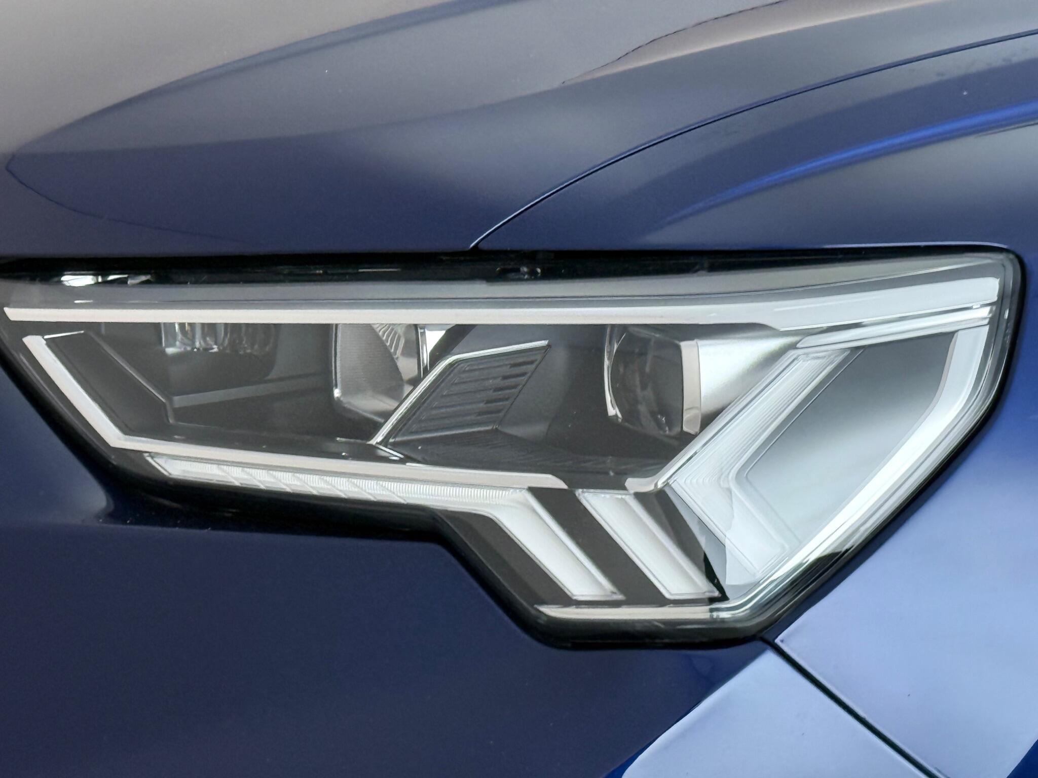 Audi Q3 view 11