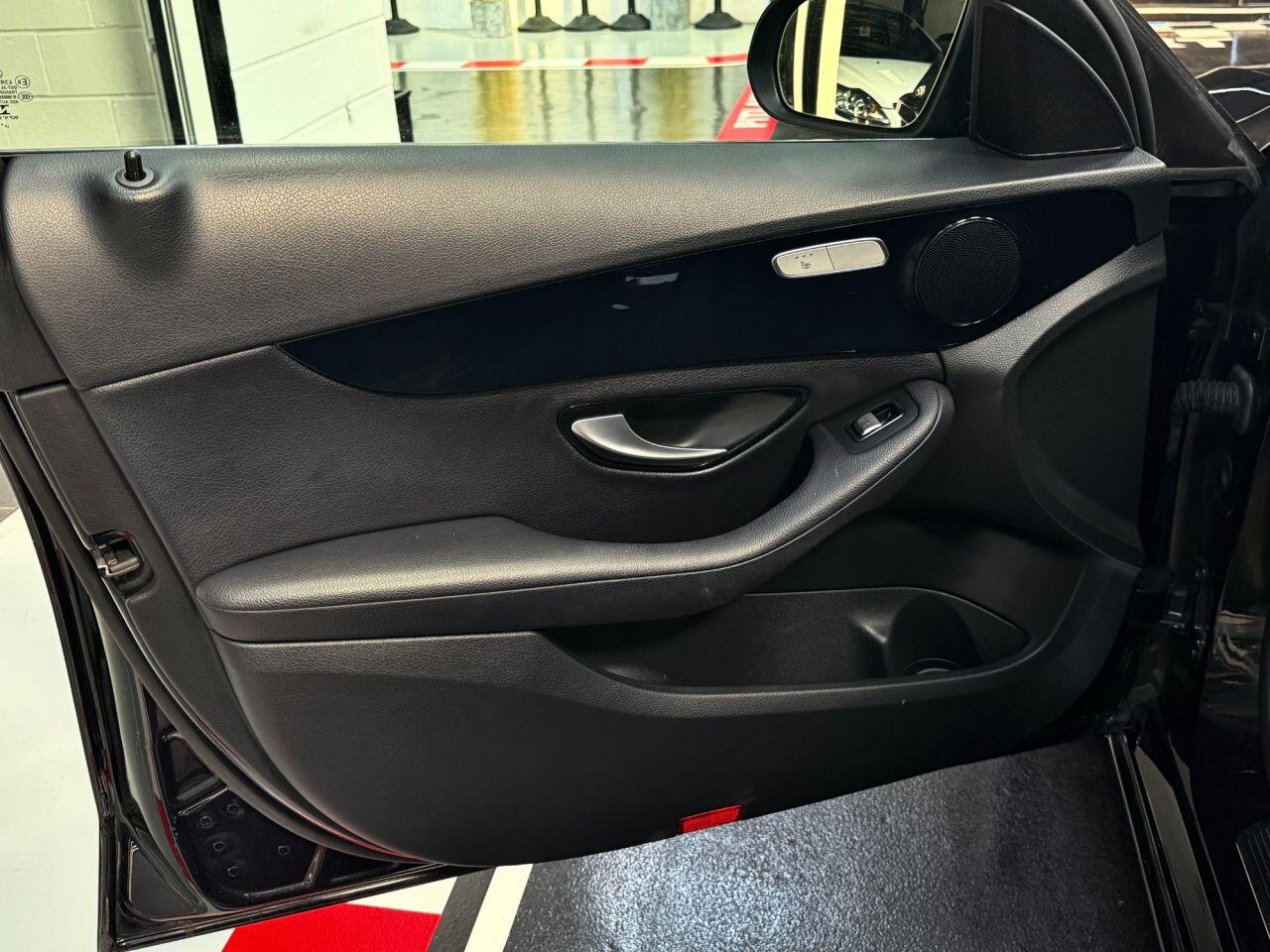 Mercedes-Benz C-Class view 36