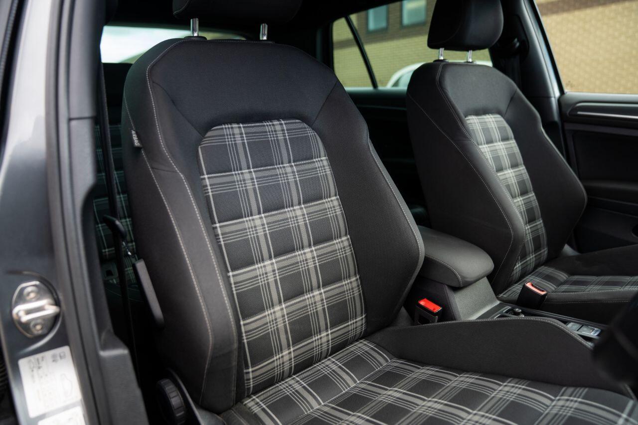 Volkswagen Golf view 4