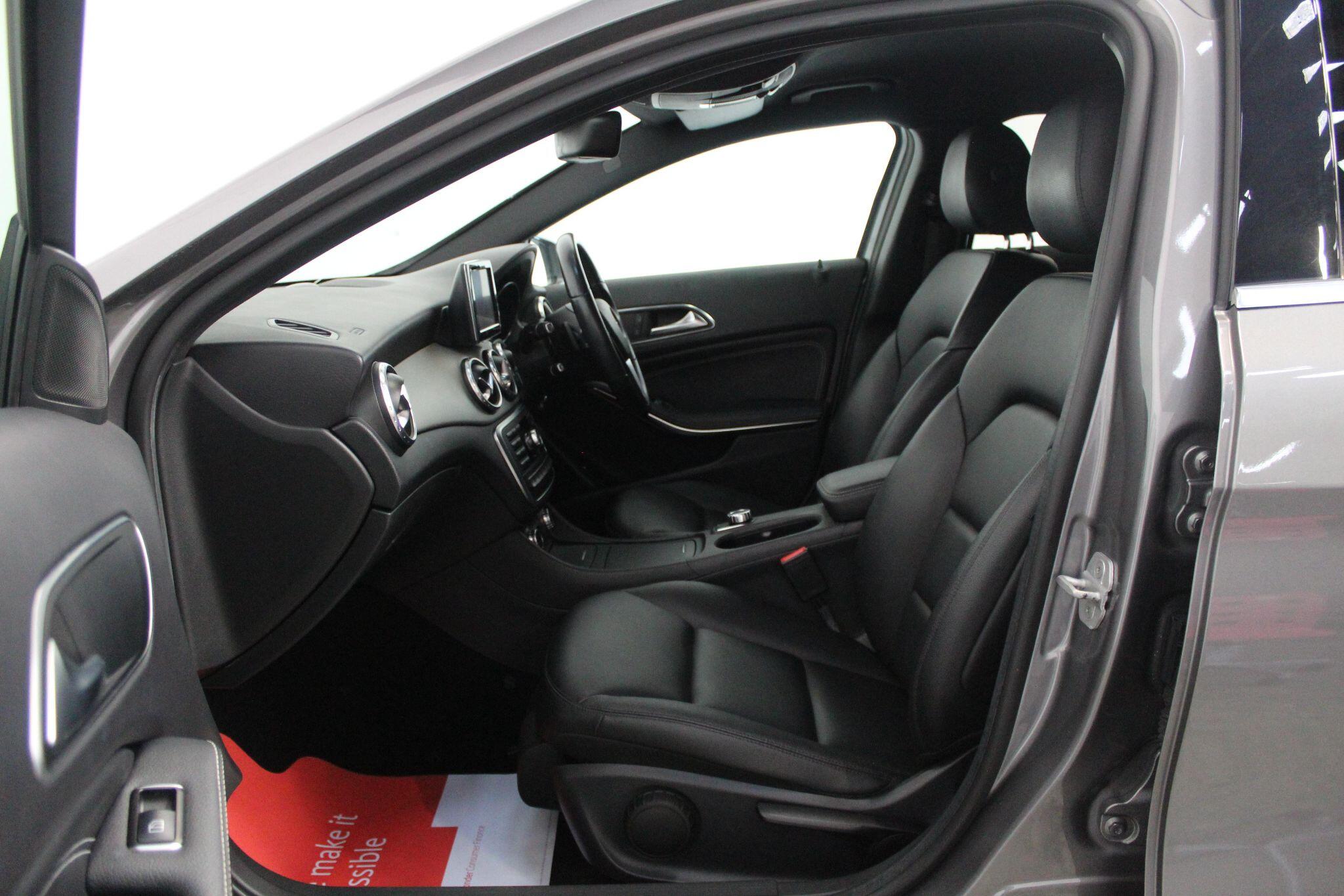 Mercedes-Benz Gla view 52