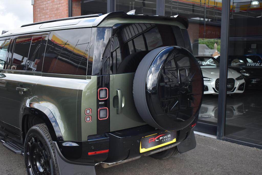 Land Rover Defender 110 view 34