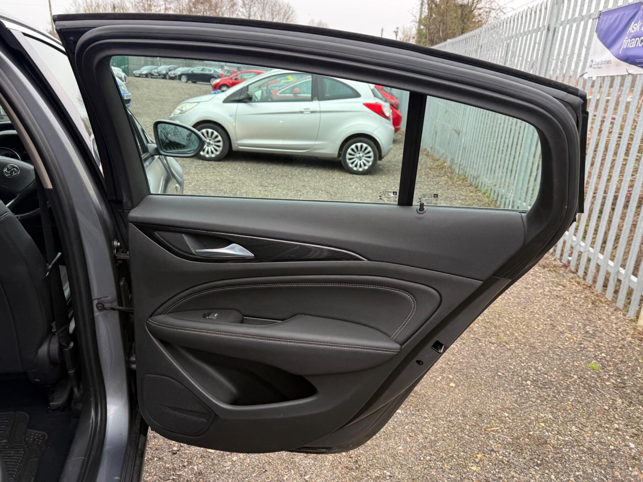 2017 Vauxhall Insignia image 25