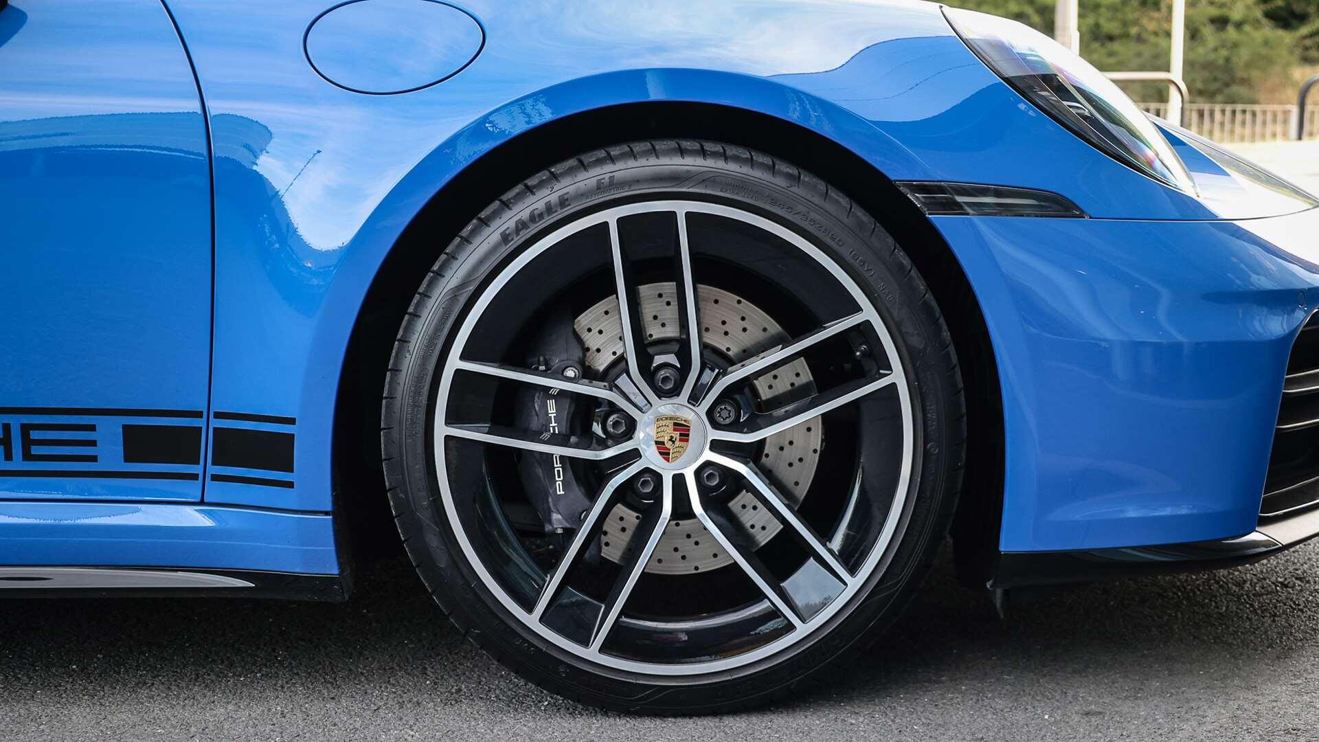 Porsche 911 view 6