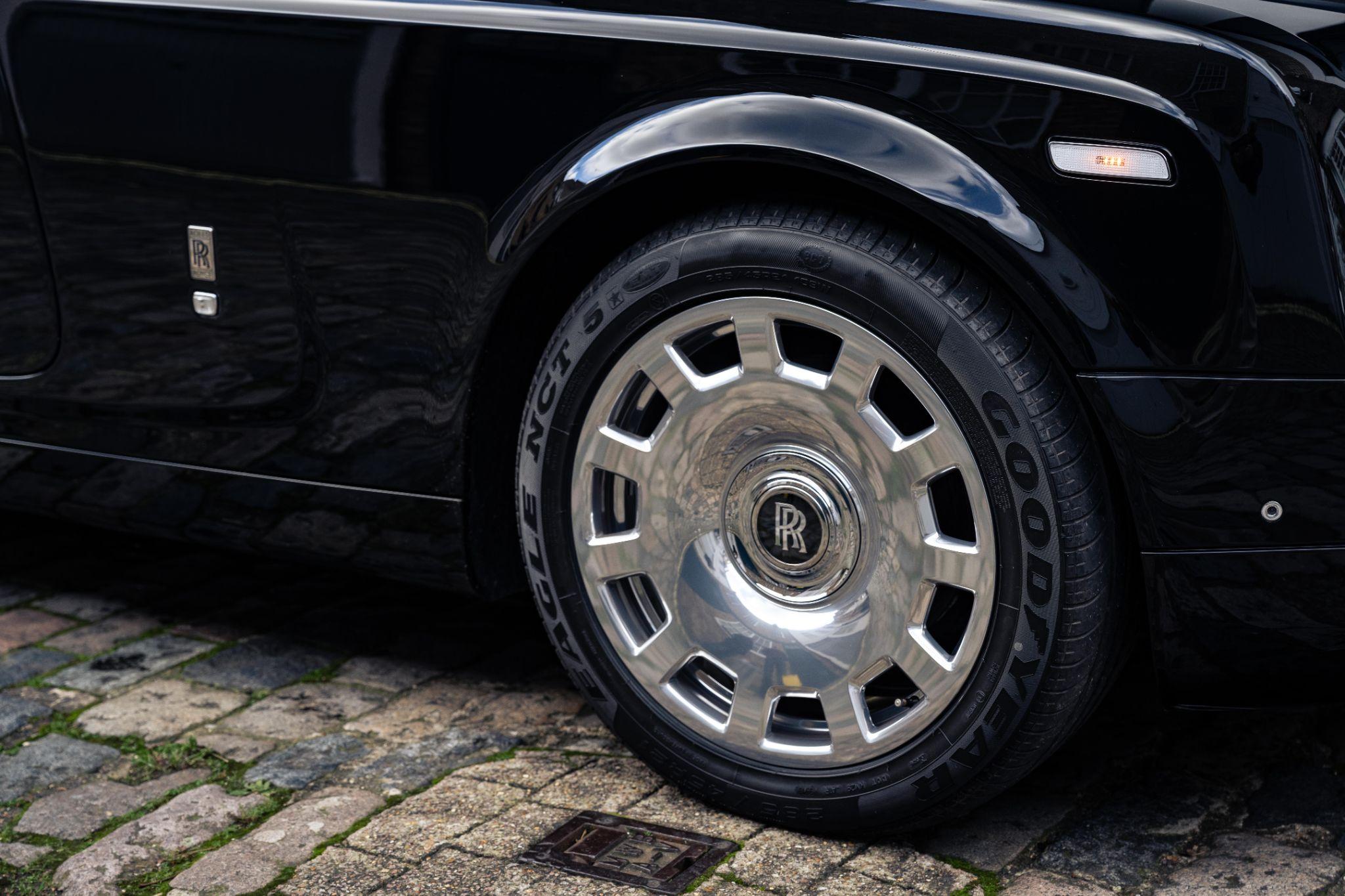 Rolls-Royce Phantom view 41