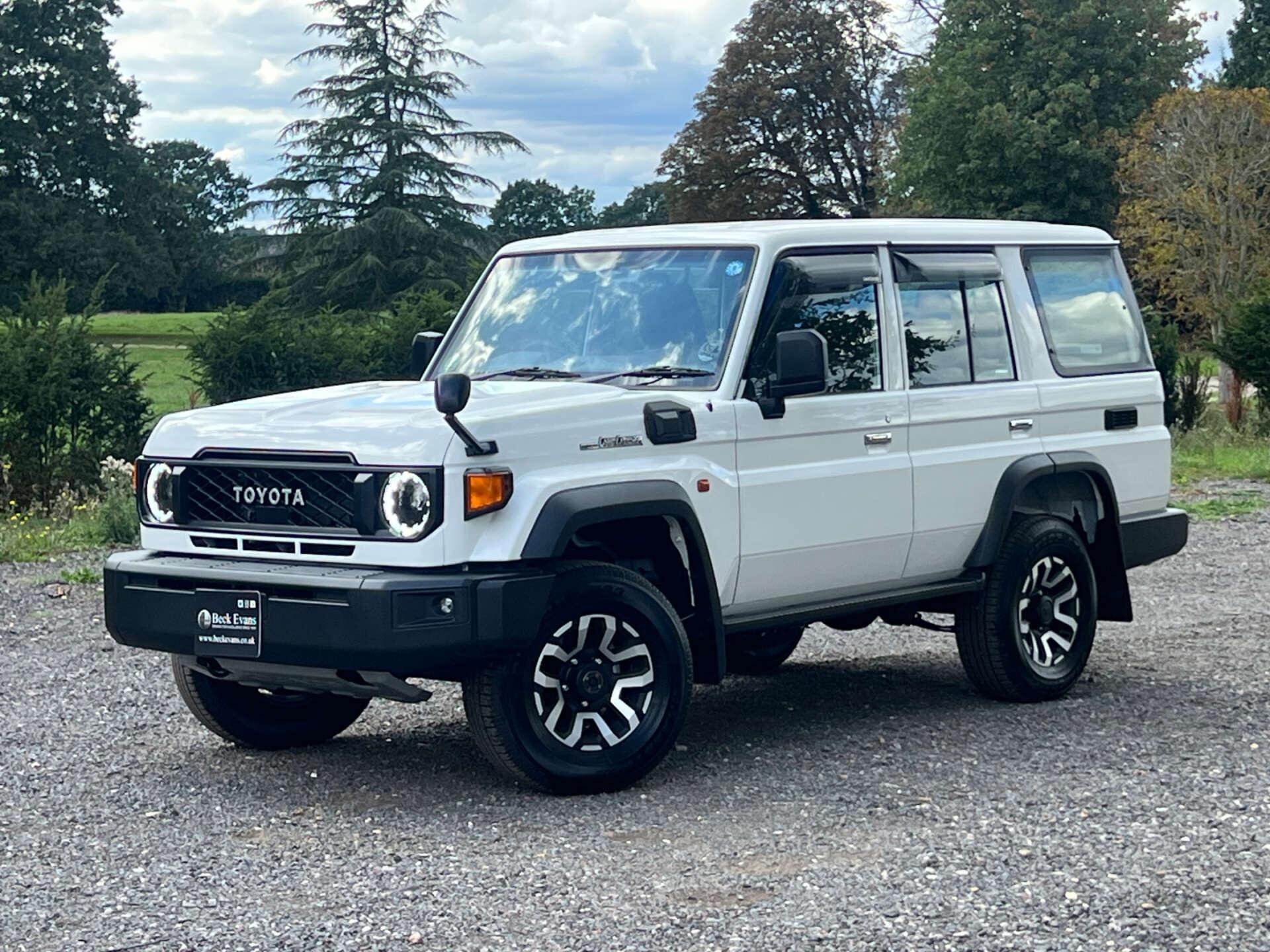 Toyota Land Cruiser view 22