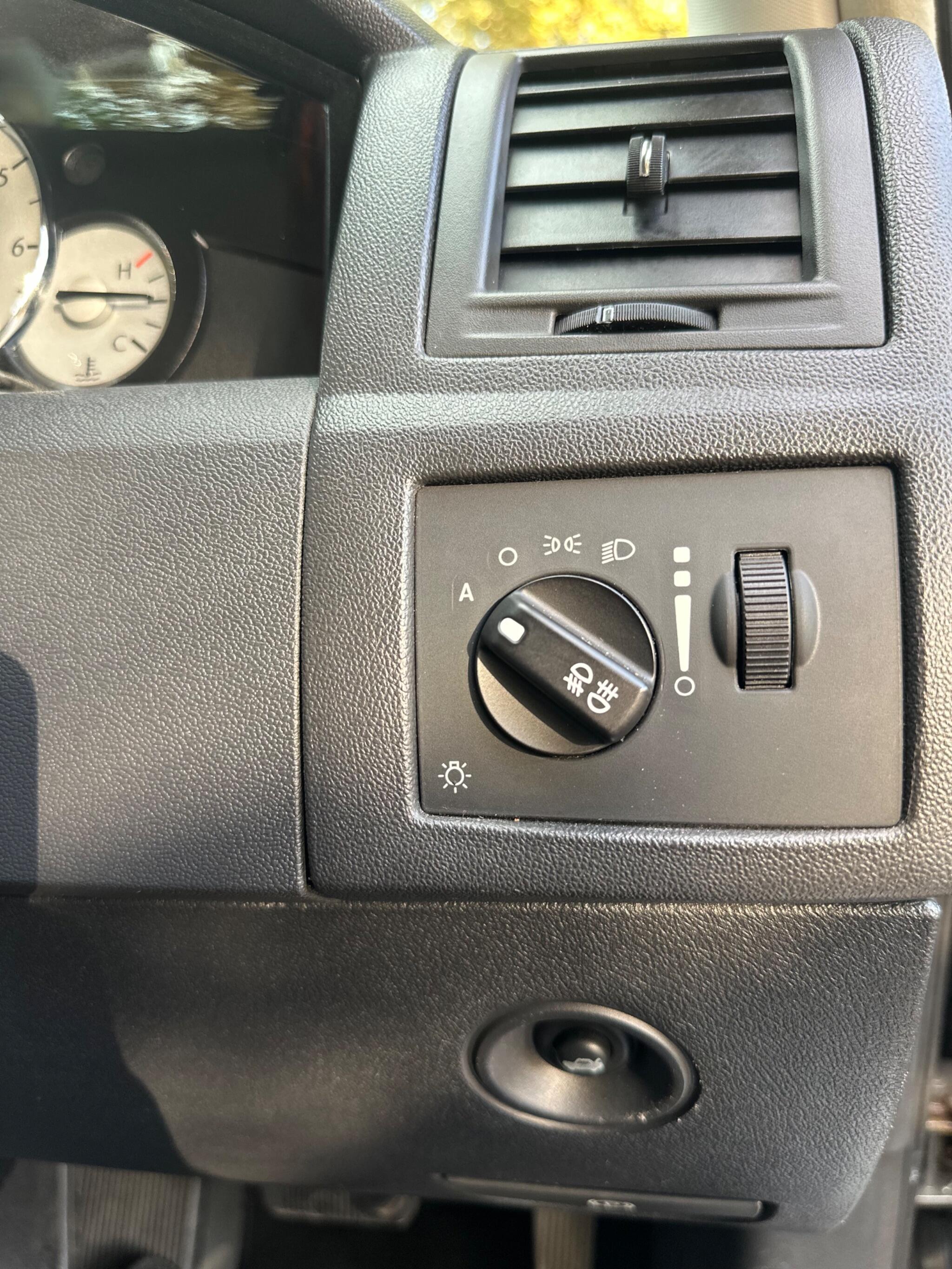 2008 Chrysler 300C image 34