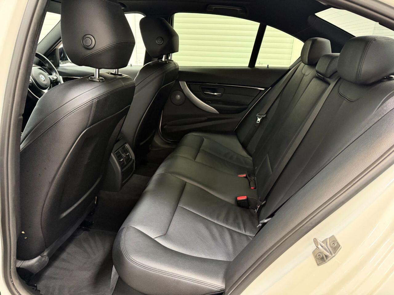 BMW 3 Series view 30