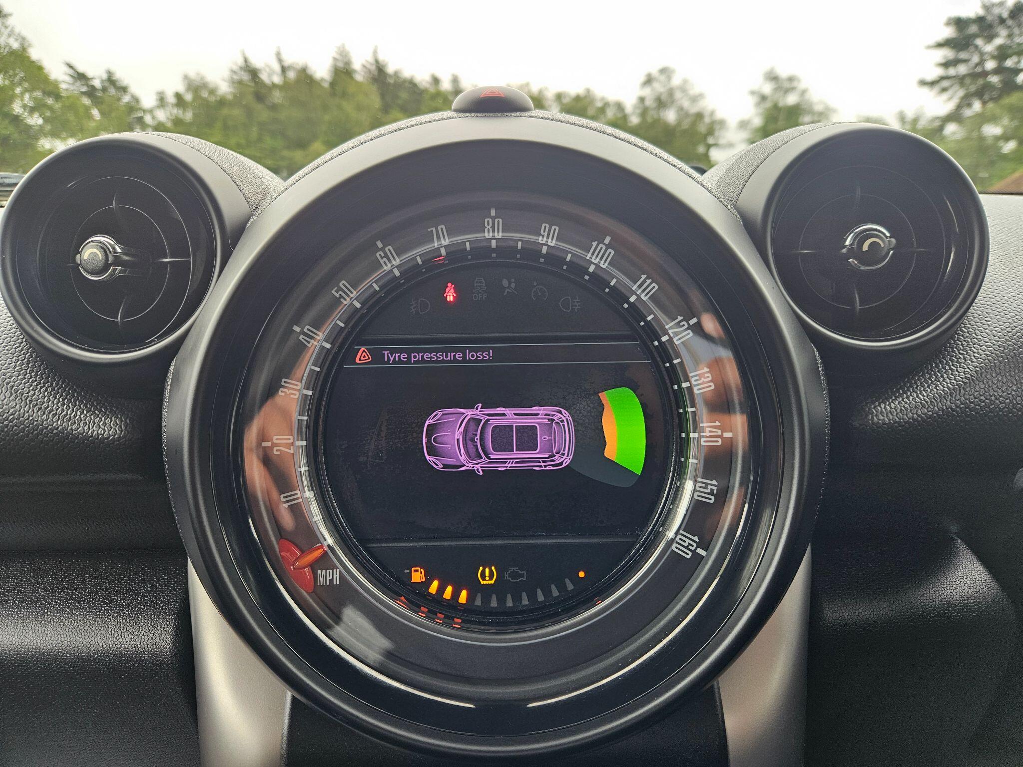 2016 MINI Countryman image 21