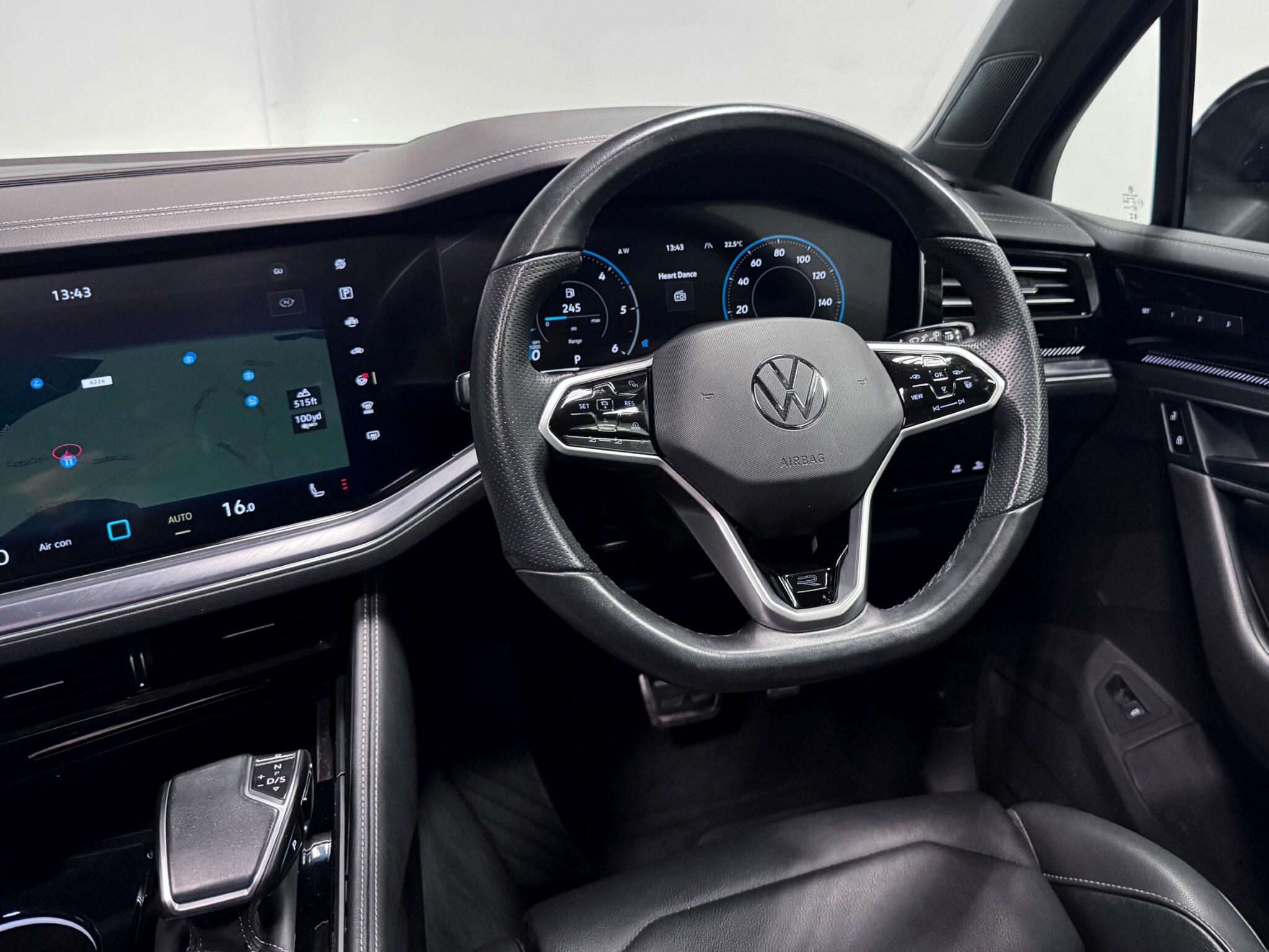 Volkswagen Touareg view 17