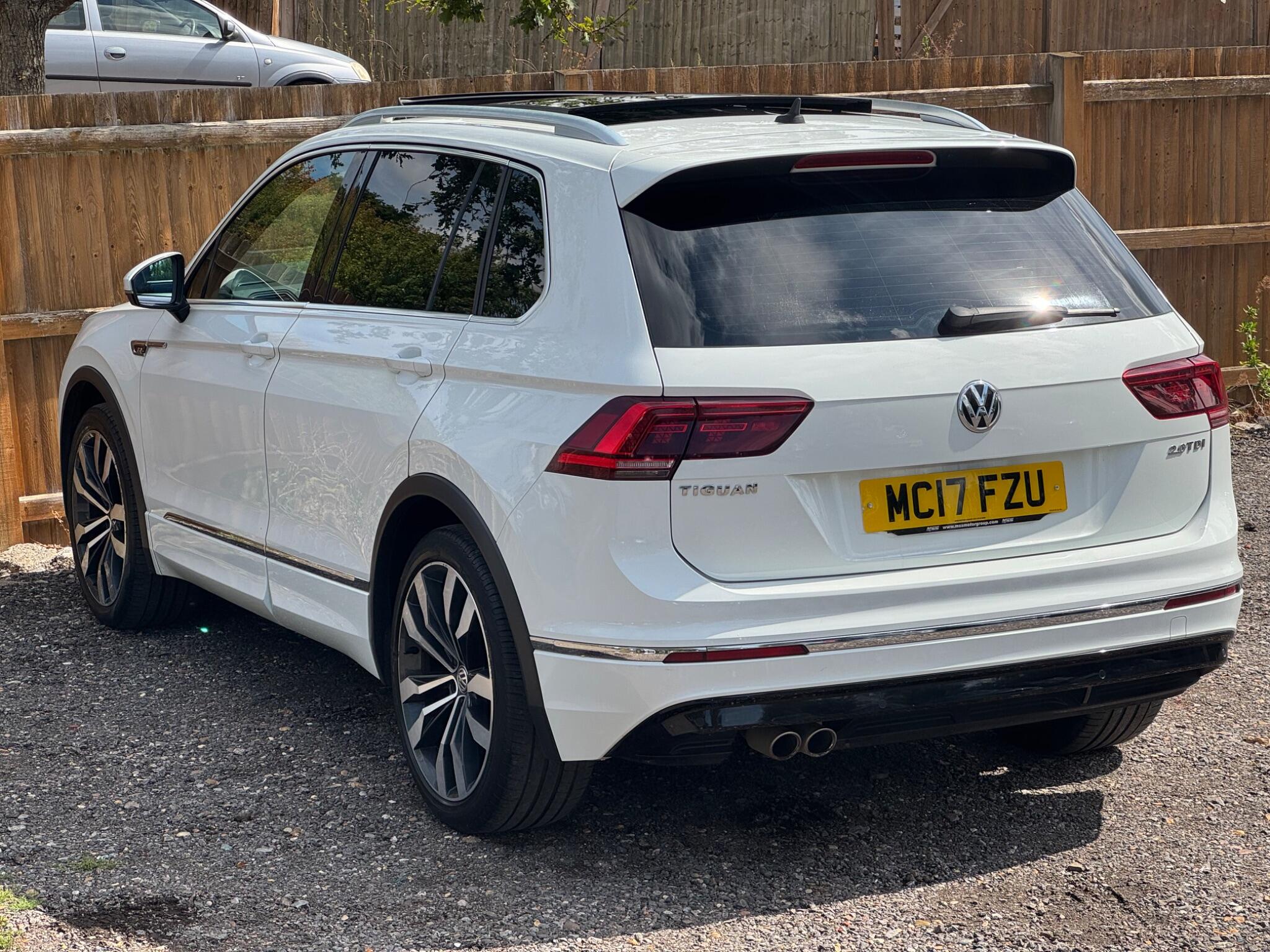 Volkswagen Tiguan view 4