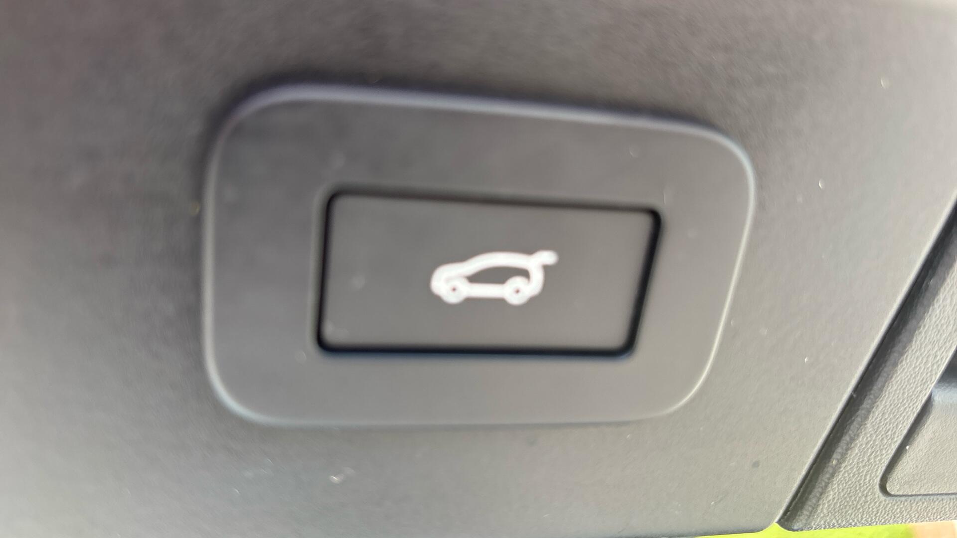 Land Rover Range Rover Velar view 27