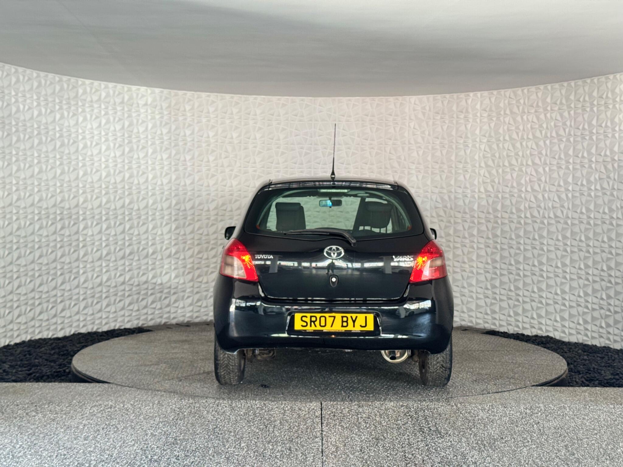 Toyota Yaris view 12