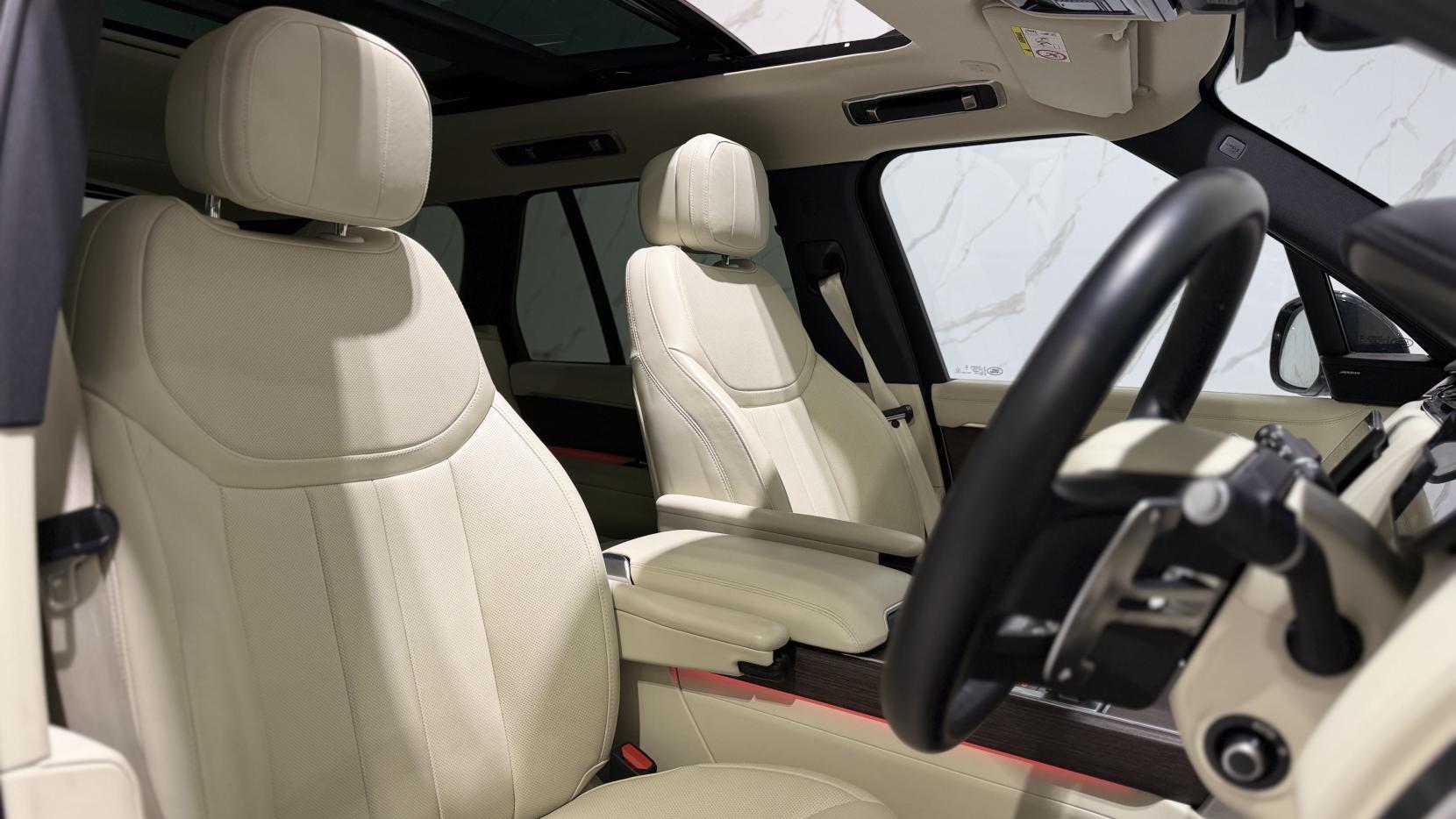 Land Rover Range Rover view 3