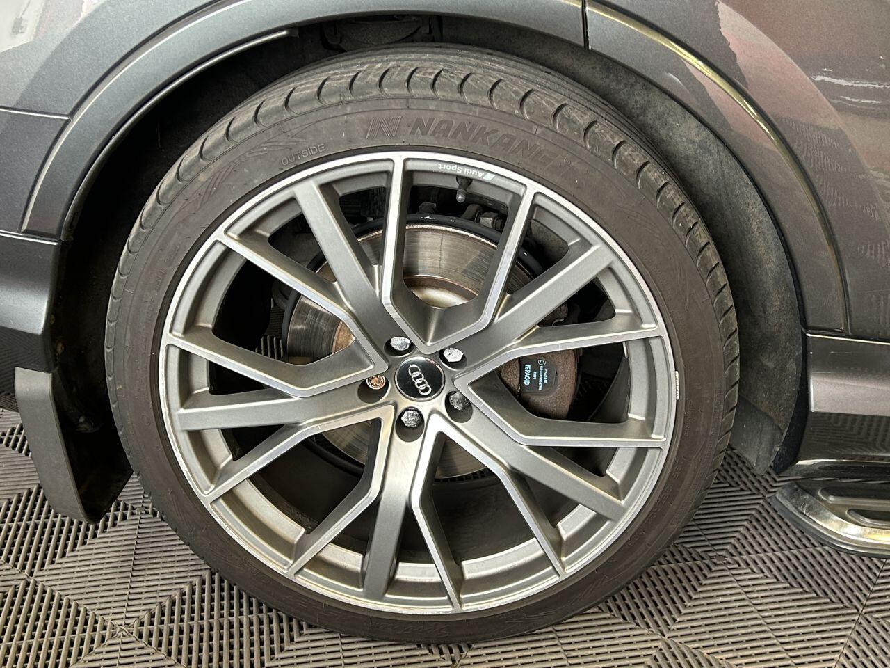 Audi Q7 view 29